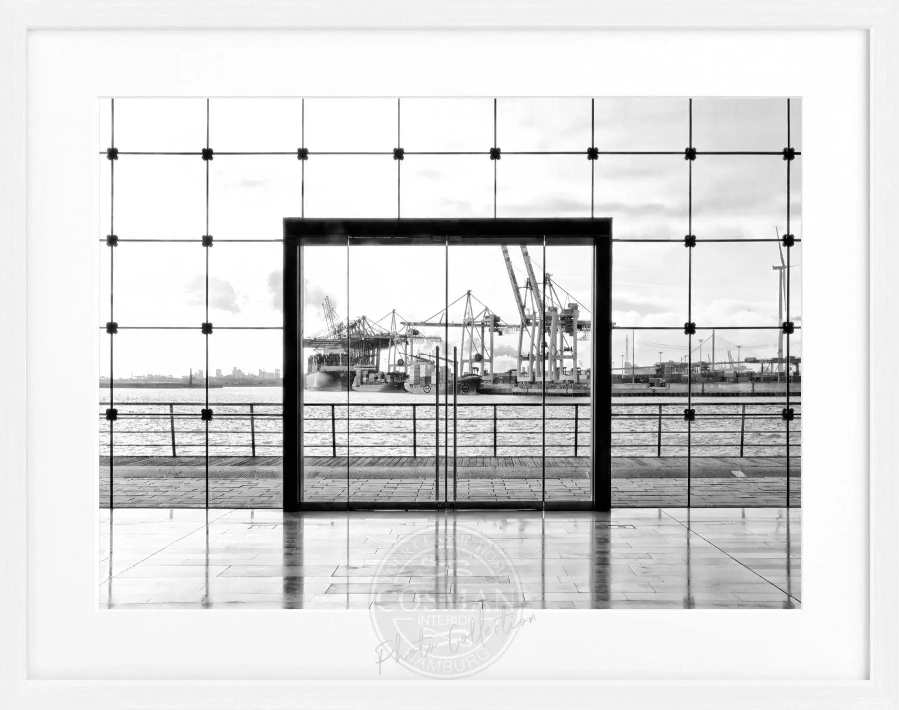 Schwarz-weiß Poster mit Rahmen von Hamburg Hafen, 31x25cm, von Cosman-Photocollection, Stadtansicht mit Schiffen und Hafen.