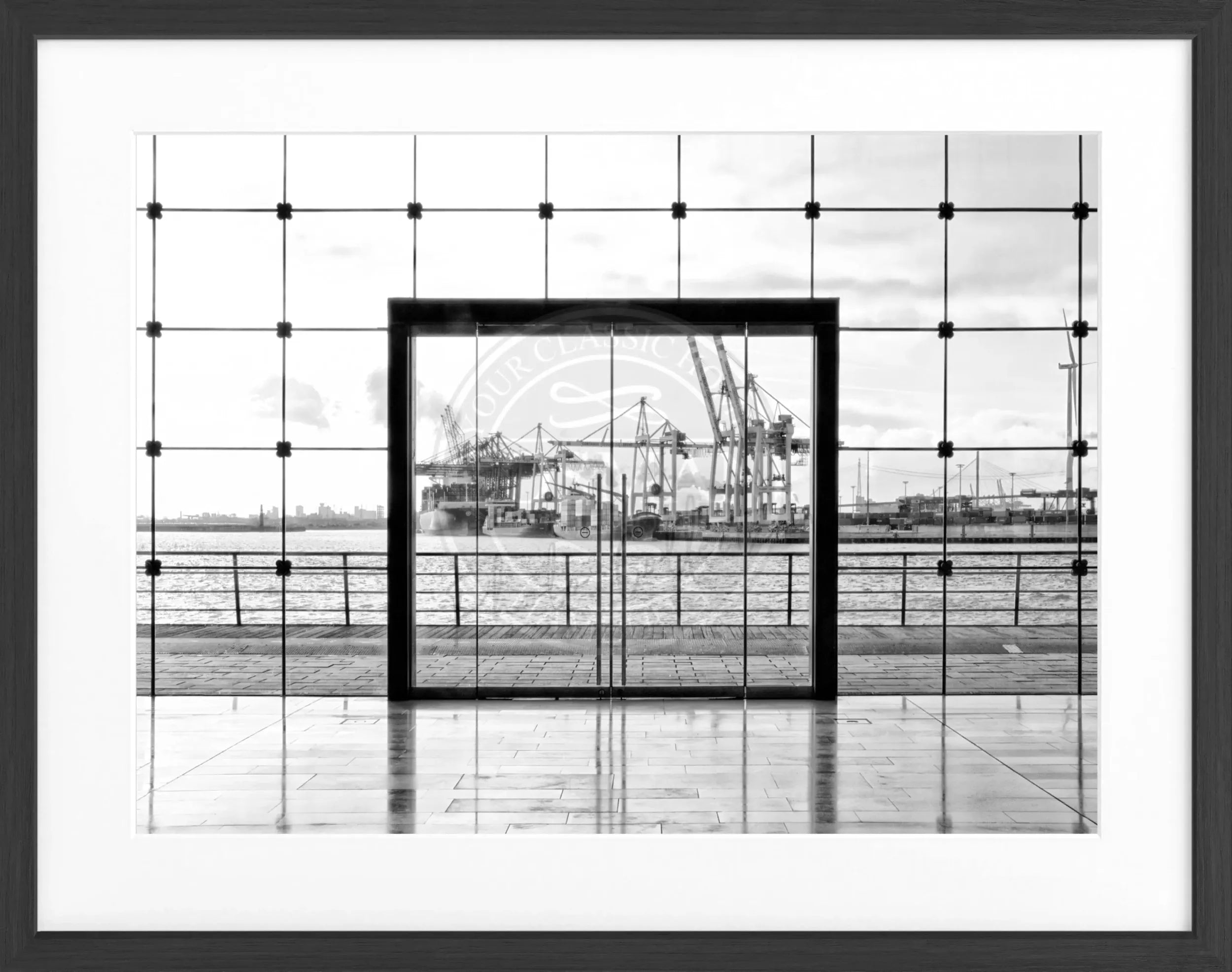 Schwarz-weiß Poster mit Rahmen von Hamburg Hafen, von Cosman-Photocollection, 31x25 cm, maritime Stadtansicht