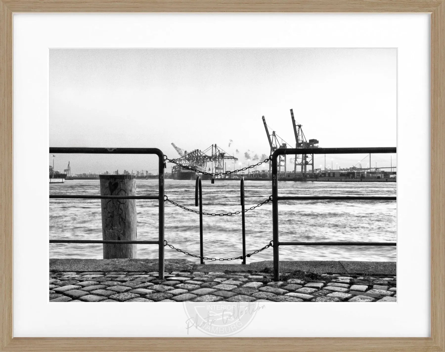 Schwarz-weiß Poster mit Rahmen von Cosman-Photocollection, Hamburg Hafen Zaun, Hamburg, 31x25cm, kunstvoller Hafen-Motiv