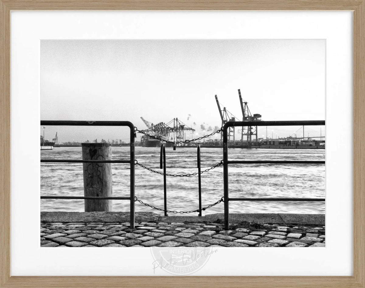 Schwarz-weiß Poster mit Rahmen von Cosman-Photocollection, Hamburg Hafen Zaun, Hamburg, 31x25cm, kunstvoller Hafen-Motiv