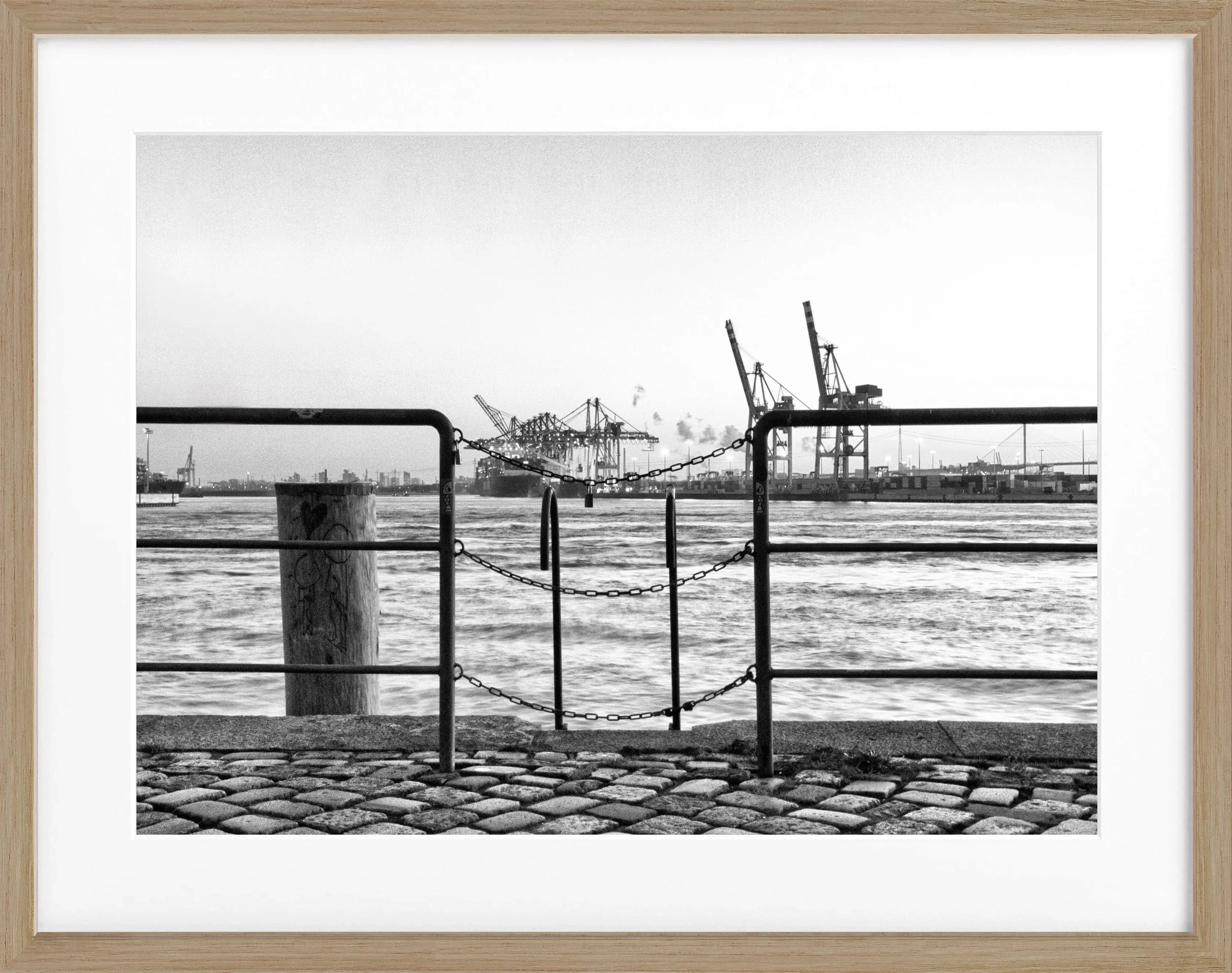 Schwarz-weiß Poster mit Rahmen von Cosman-Photocollection, Hamburg Hafen Zaun, Hamburg, 31x25cm, kunstvoller Hafen-Motiv