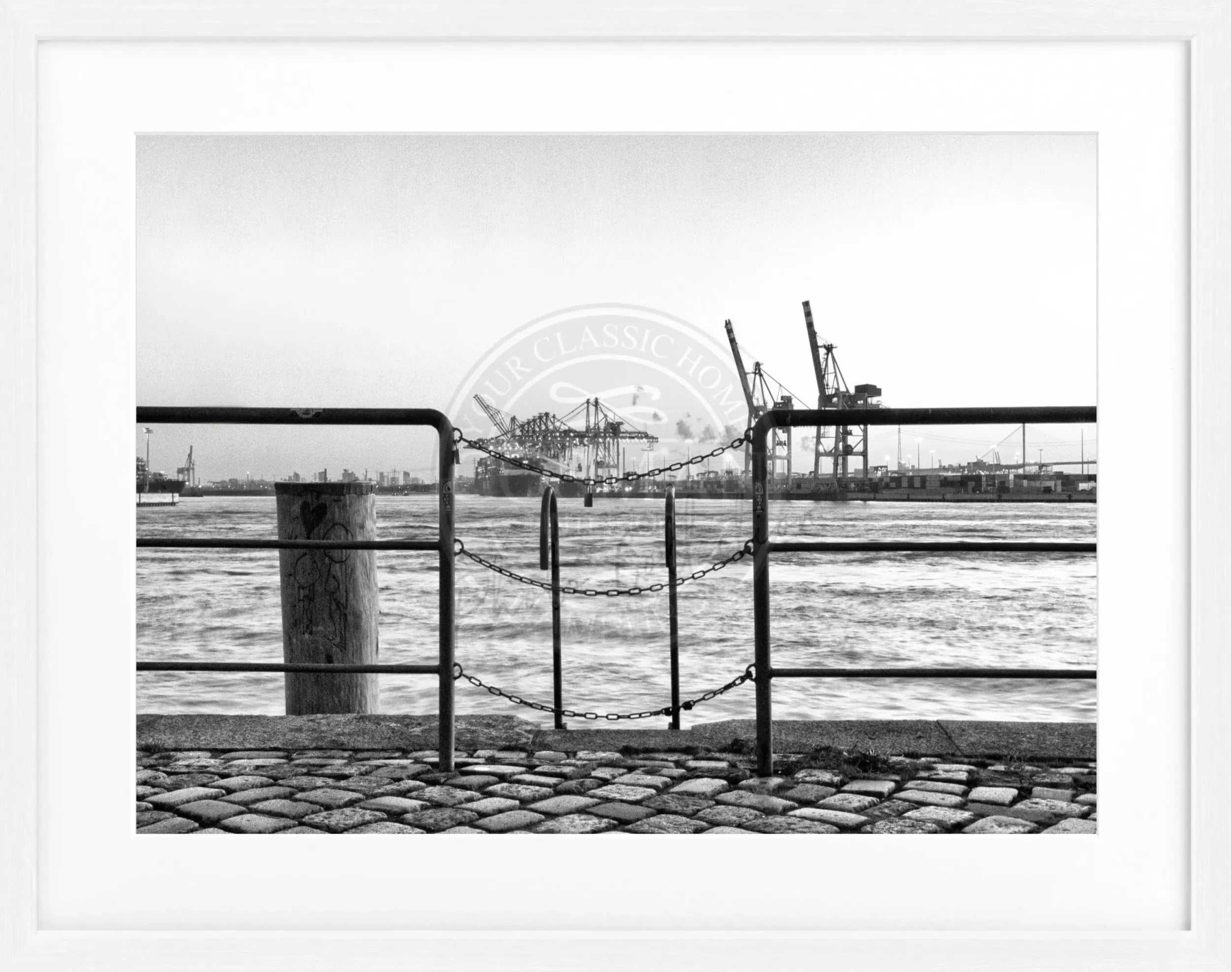Schwarzweiß-Poster mit Rahmen von Cosman-Photocollection, Hamburg Hafen Zaun Motiv, 31x25cm, Kunstfotografie, Wanddekoration