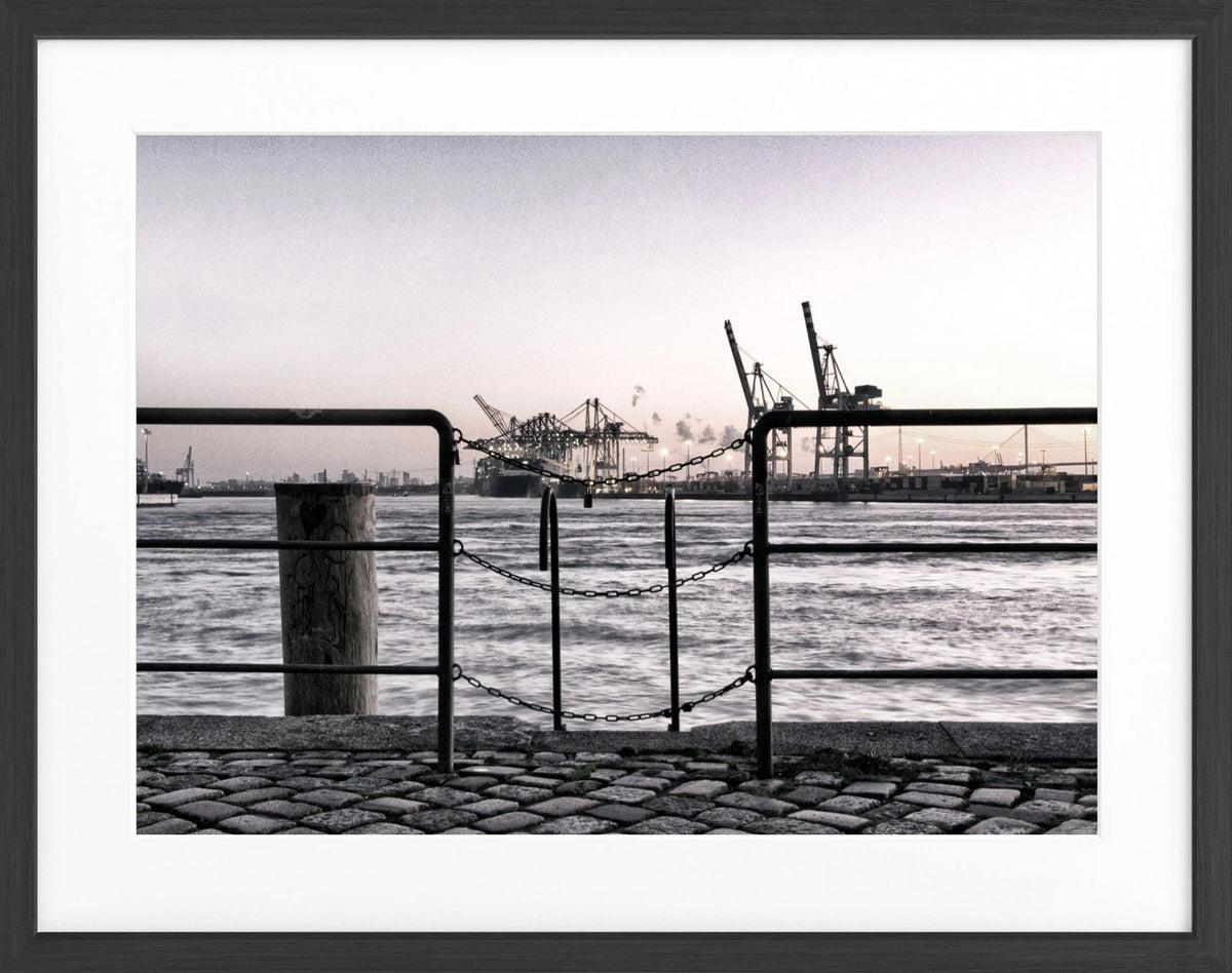 Schwarz-weiß Poster mit Rahmen von Hamburg Hafen Zaun, von Cosman-Photocollection, 31x25cm, detailreiche Hafenaufnahme.