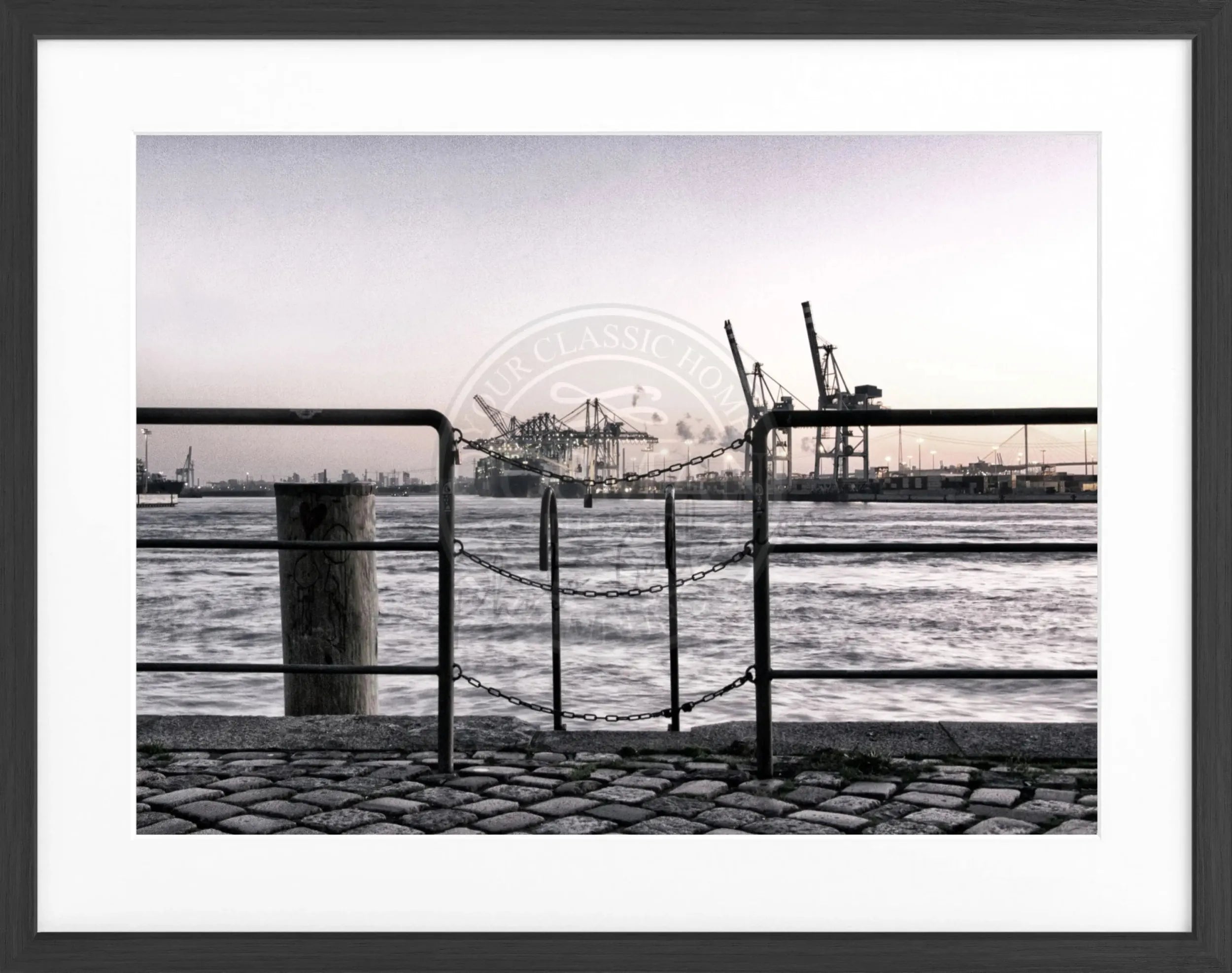 Schwarz-weiß Poster mit Rahmen von Hamburg Hafen Zaun, von Cosman-Photocollection, 31x25cm, detailreiche Hafenaufnahme.