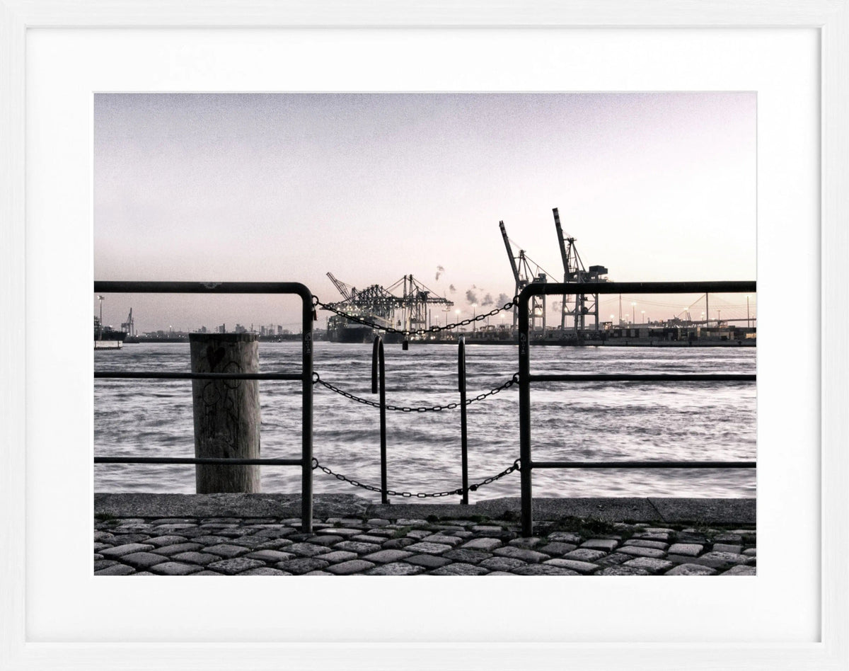 Schwarz-weiß Poster mit Rahmen von Hamburg Hafen Zaun, Motiv von Cosman-Photocollection, 31x25 cm