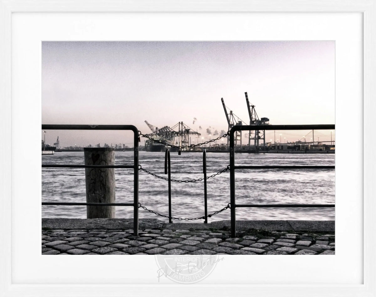 Schwarz-weiß Poster mit Rahmen von Hamburg Hafen Zaun, Motiv von Cosman-Photocollection, 31x25 cm
