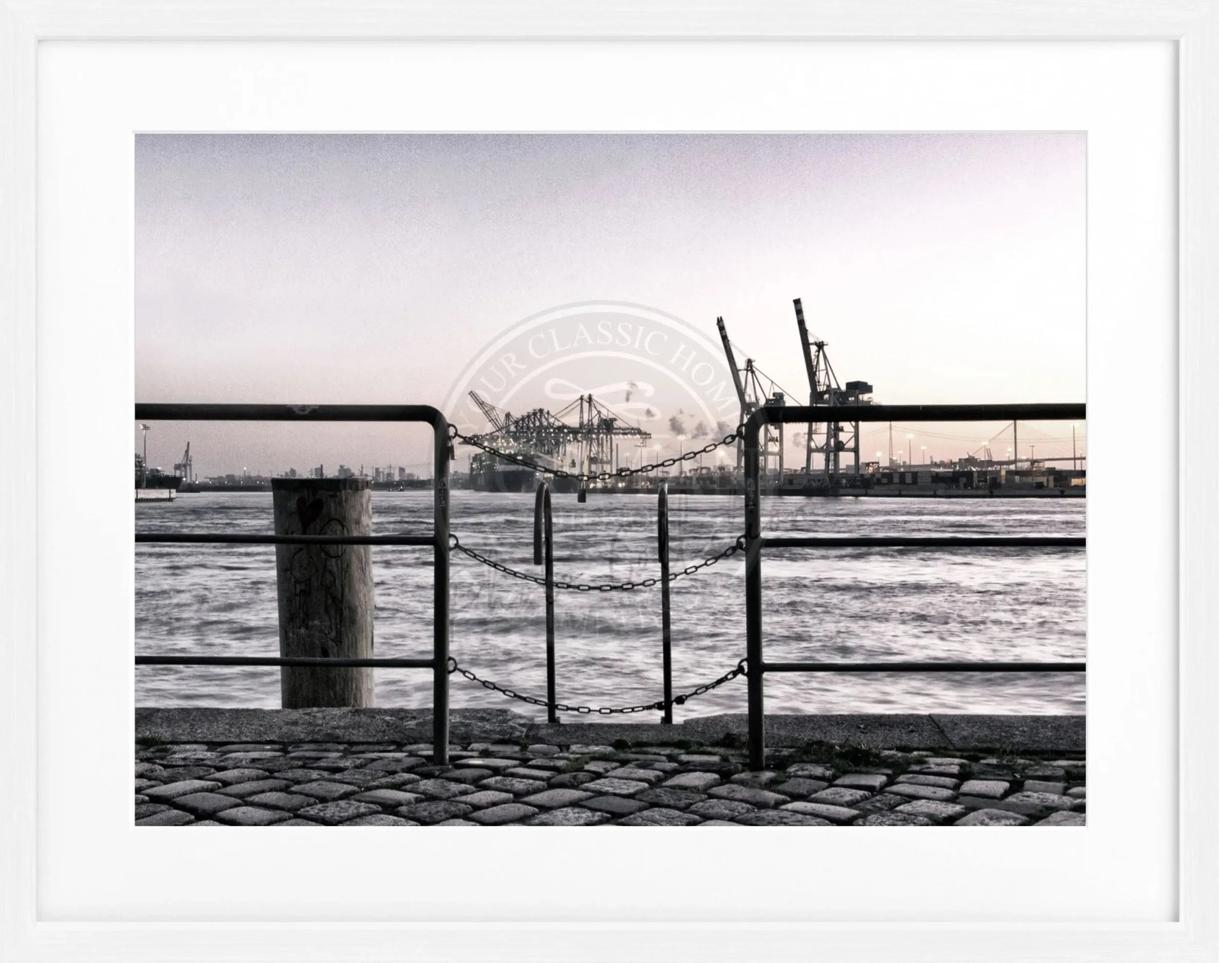 Schwarz-weiß Poster mit Rahmen von Hamburg Hafen Zaun, Motiv von Cosman-Photocollection, 31x25 cm