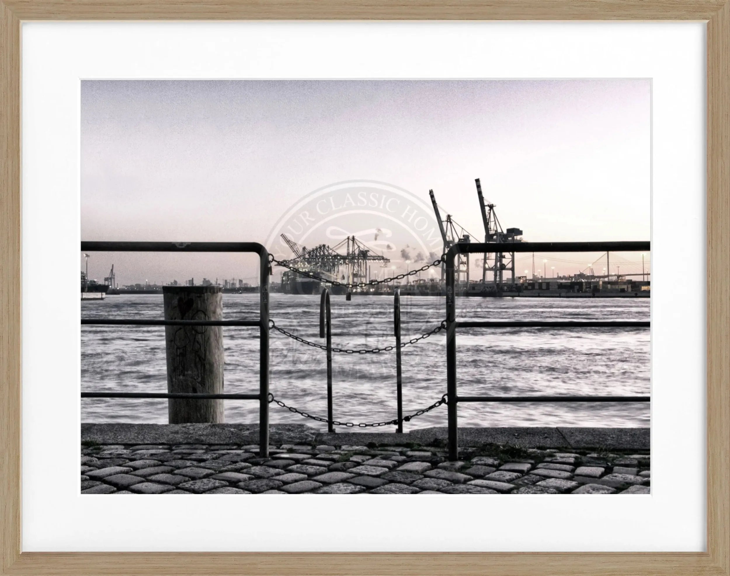 Schwarz-weißes Poster mit Rahmen, Hamburg Hafen Zaun Motiv, von Cosman-Photocollection, 31x25 cm, Wanddekoration