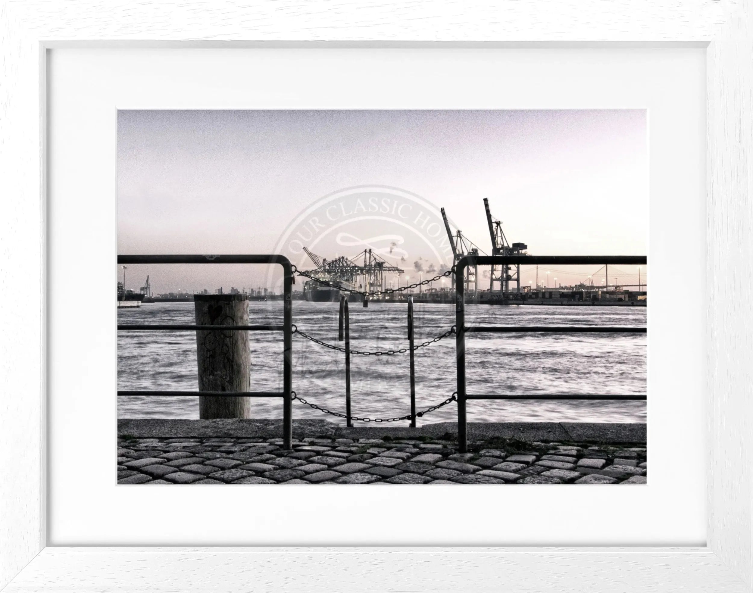 Schwarz-weiß Poster mit Rahmen von Cosman-Photocollection, Hamburg Hafen Zaun, Hamburg, 31x25 cm, Hafenmotiv in Schwarz-Weiß