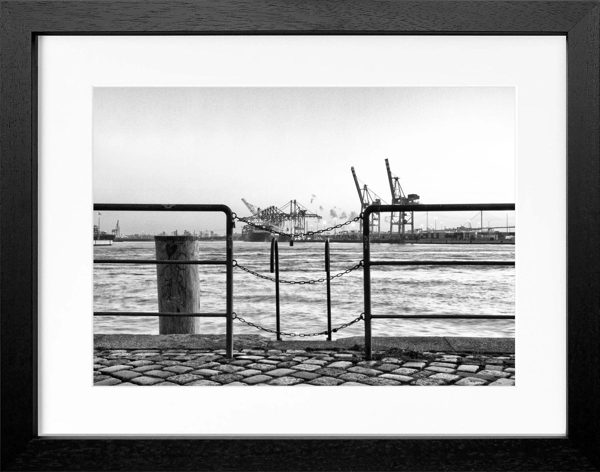 Schwarz-weißes Poster mit Rahmen von Cosman-Photocollection, Hamburg Hafen Zaun Motiv, 31x25cm, Wanddekoration