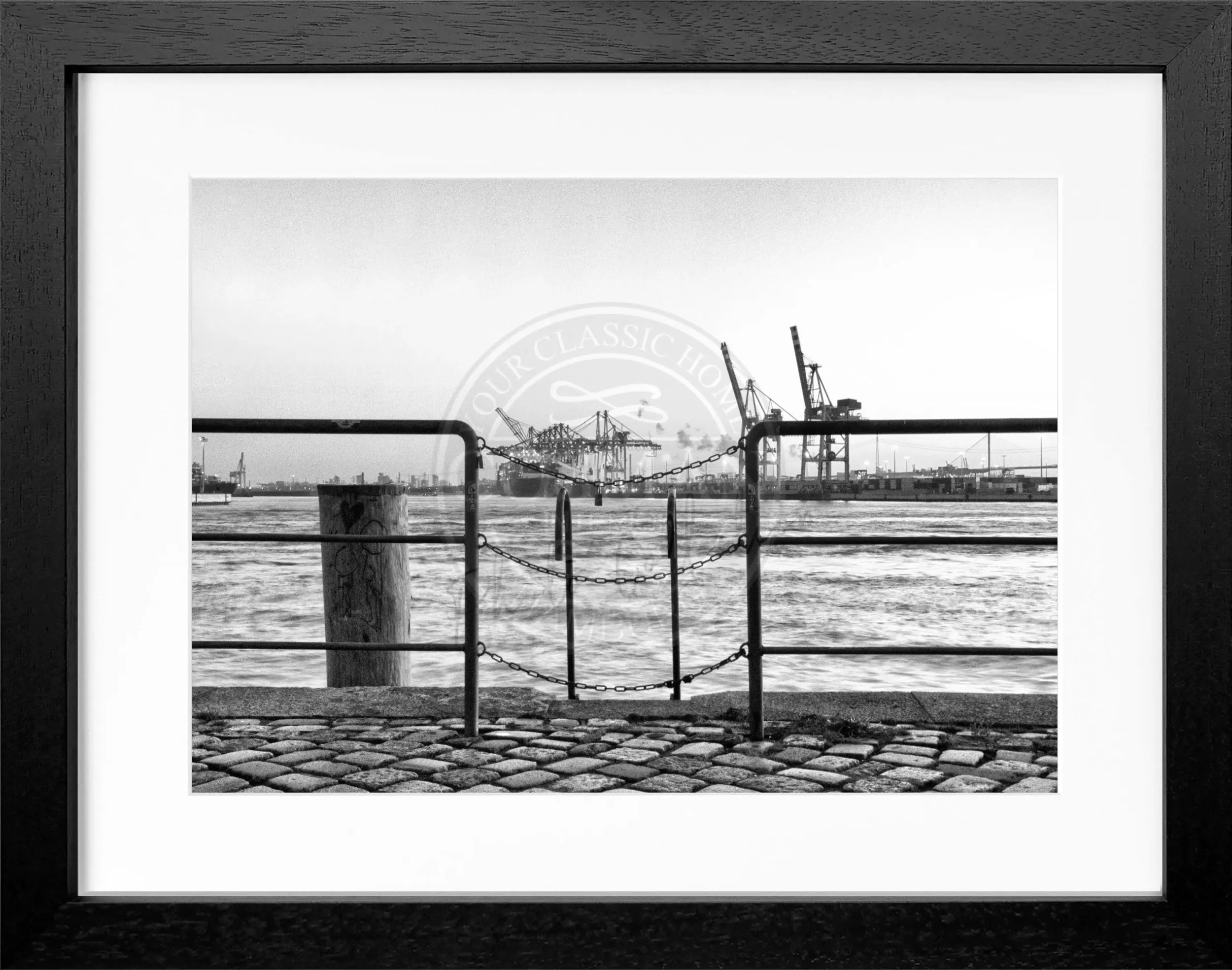 Schwarz-weißes Poster mit Rahmen von Cosman-Photocollection, Hamburg Hafen Zaun Motiv, 31x25cm, Wanddekoration