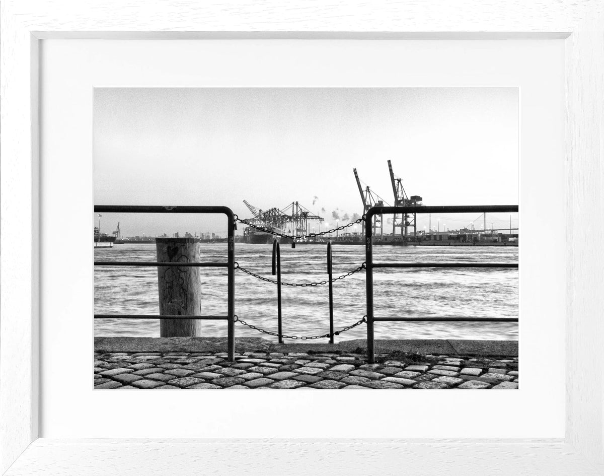 Schwarz-weiß Poster mit Rahmen, Hamburg Hafen Zaun Motiv, von Cosman-Photocollection, 31x25 cm, Kunstfotografie