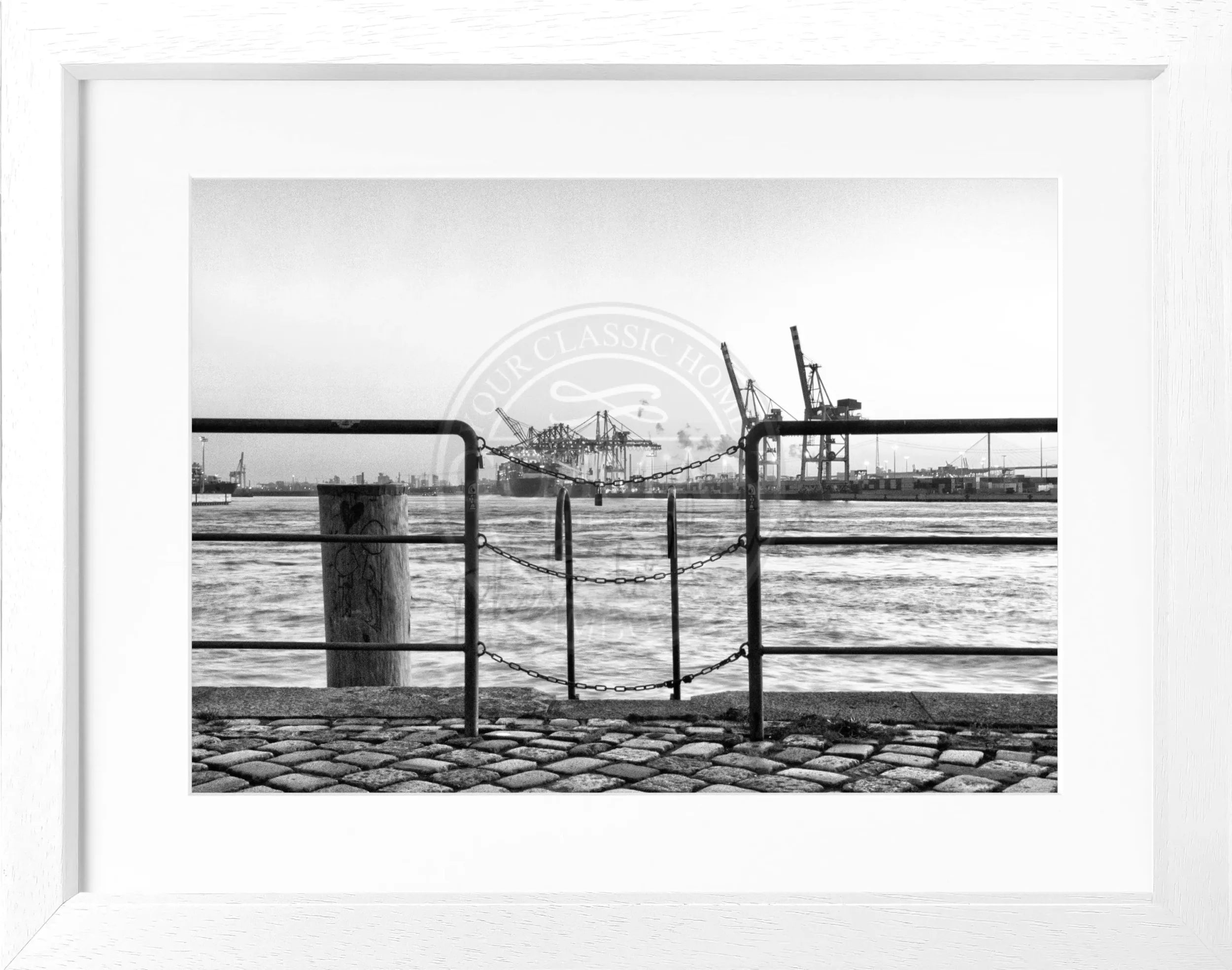 Schwarz-weiß Poster mit Rahmen, Hamburg Hafen Zaun Motiv, von Cosman-Photocollection, 31x25 cm, Kunstfotografie
