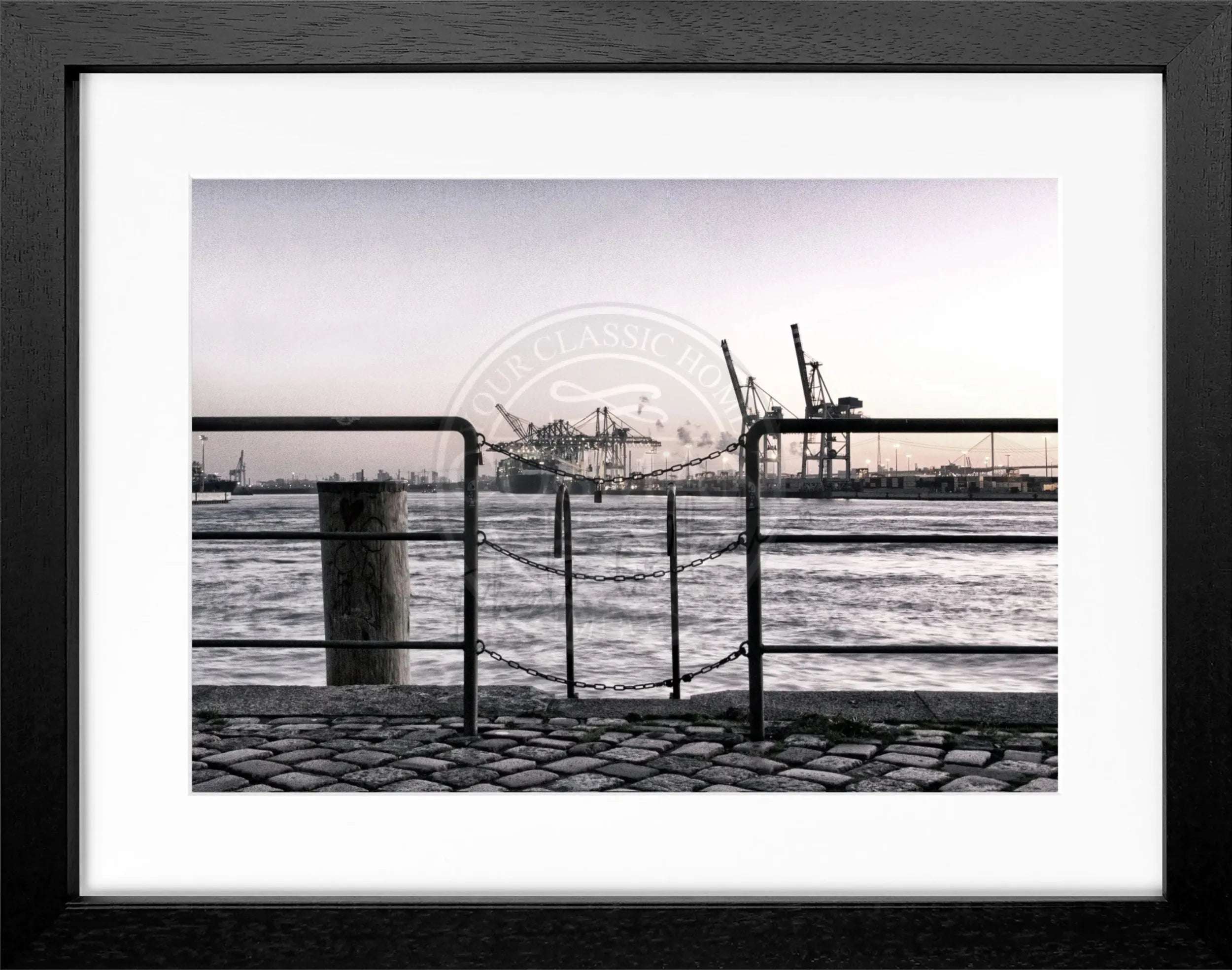 Schwarz-weiß Poster mit Rahmen von Hamburg Hafen Zaun Motiv, 31x25 cm, von Cosman-Photocollection