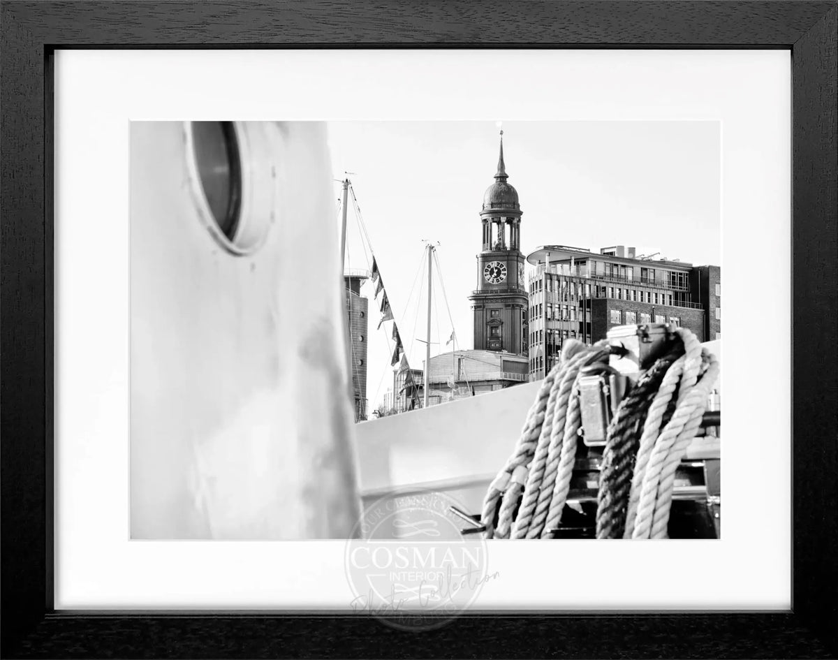 Schwarz-Weiß-Poster mit Rahmen Hamburg ’Michel’ HH19 von Cosman-Photocollection, 31x25 cm, Stadtansicht in Schwarz-Weiß