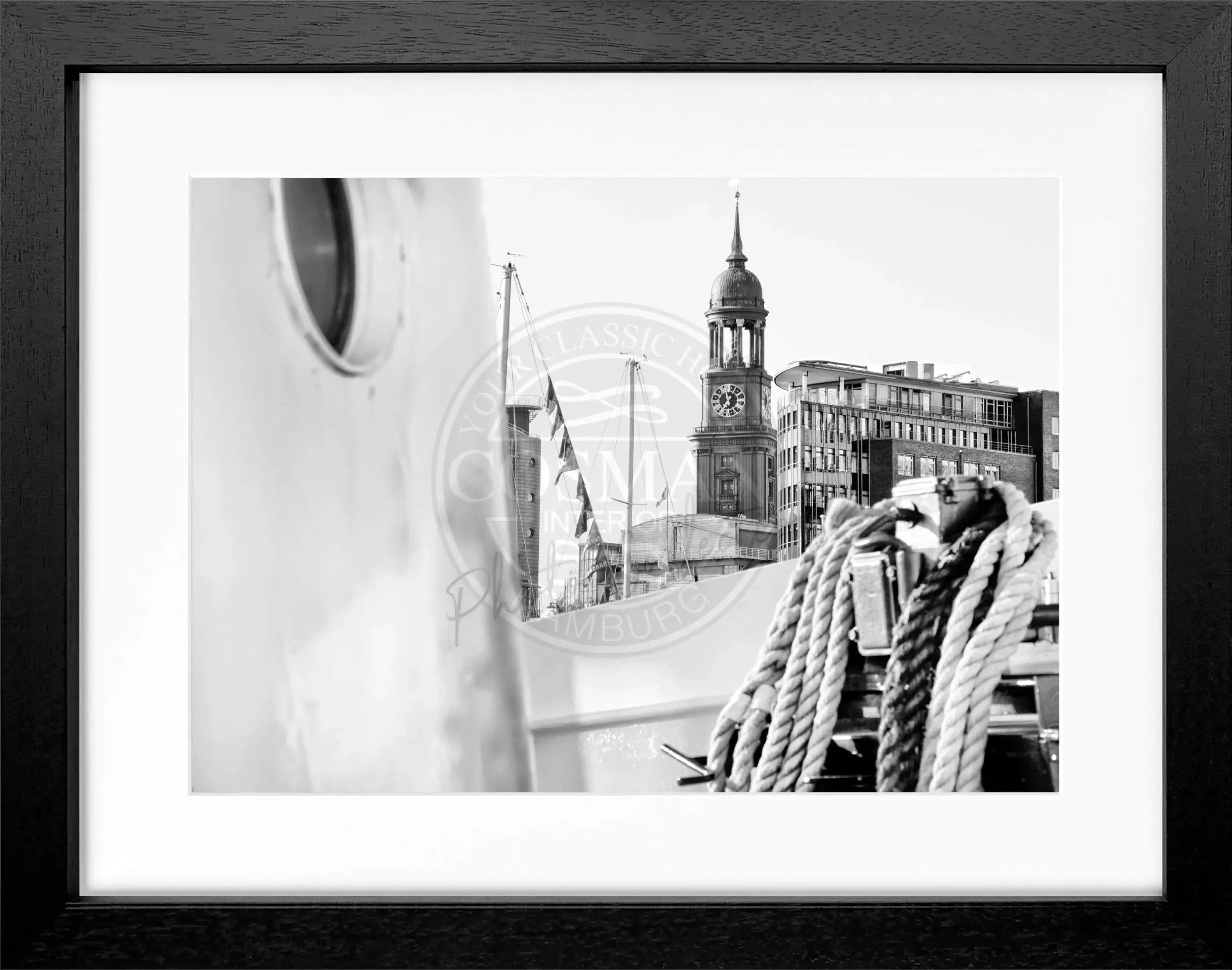Schwarz-Weiß-Poster mit Rahmen Hamburg ’Michel’ HH19 von Cosman-Photocollection, 31x25 cm, Stadtansicht in Schwarz-Weiß