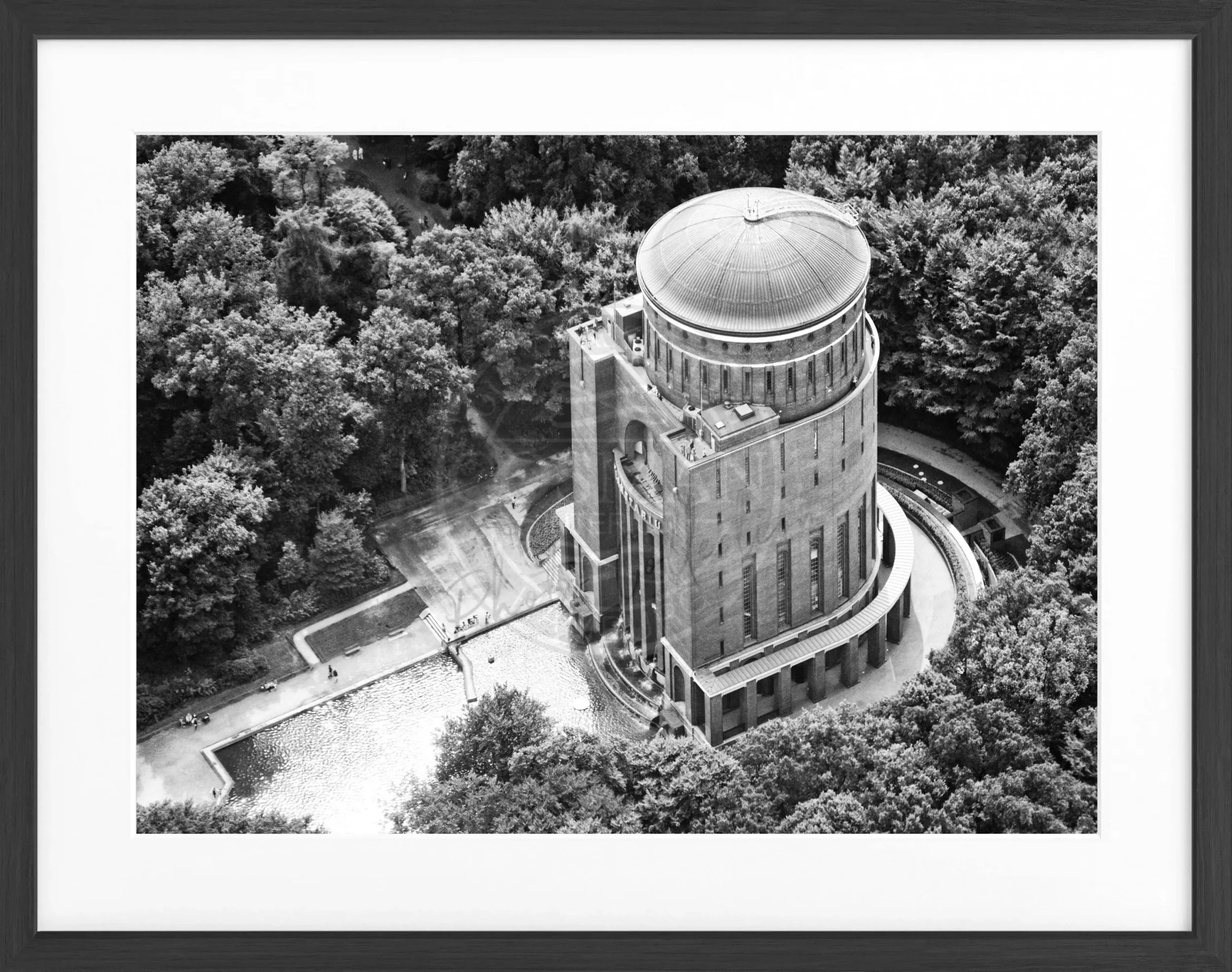 Schwarzweiß-Poster mit Rahmen Hamburg Planetarium, 31x25cm, von Cosman-Photocollection, perfekt für Wanddekoration.