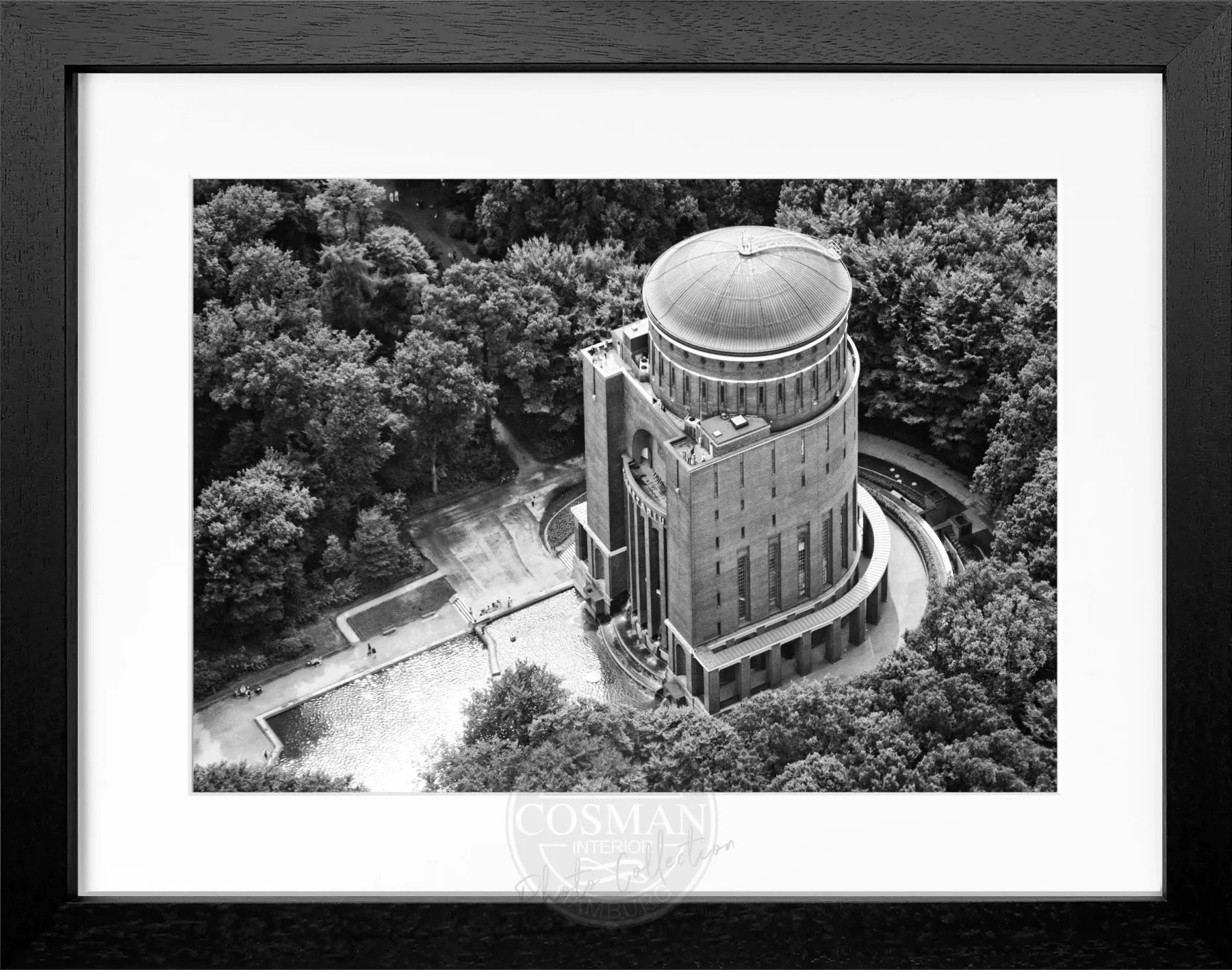 Schwarz-weiß Poster mit Rahmen Hamburg Planetarium von Cosman-Photocollection, 31x25 cm, kunstvolles Stadtbild in elegantem Design
