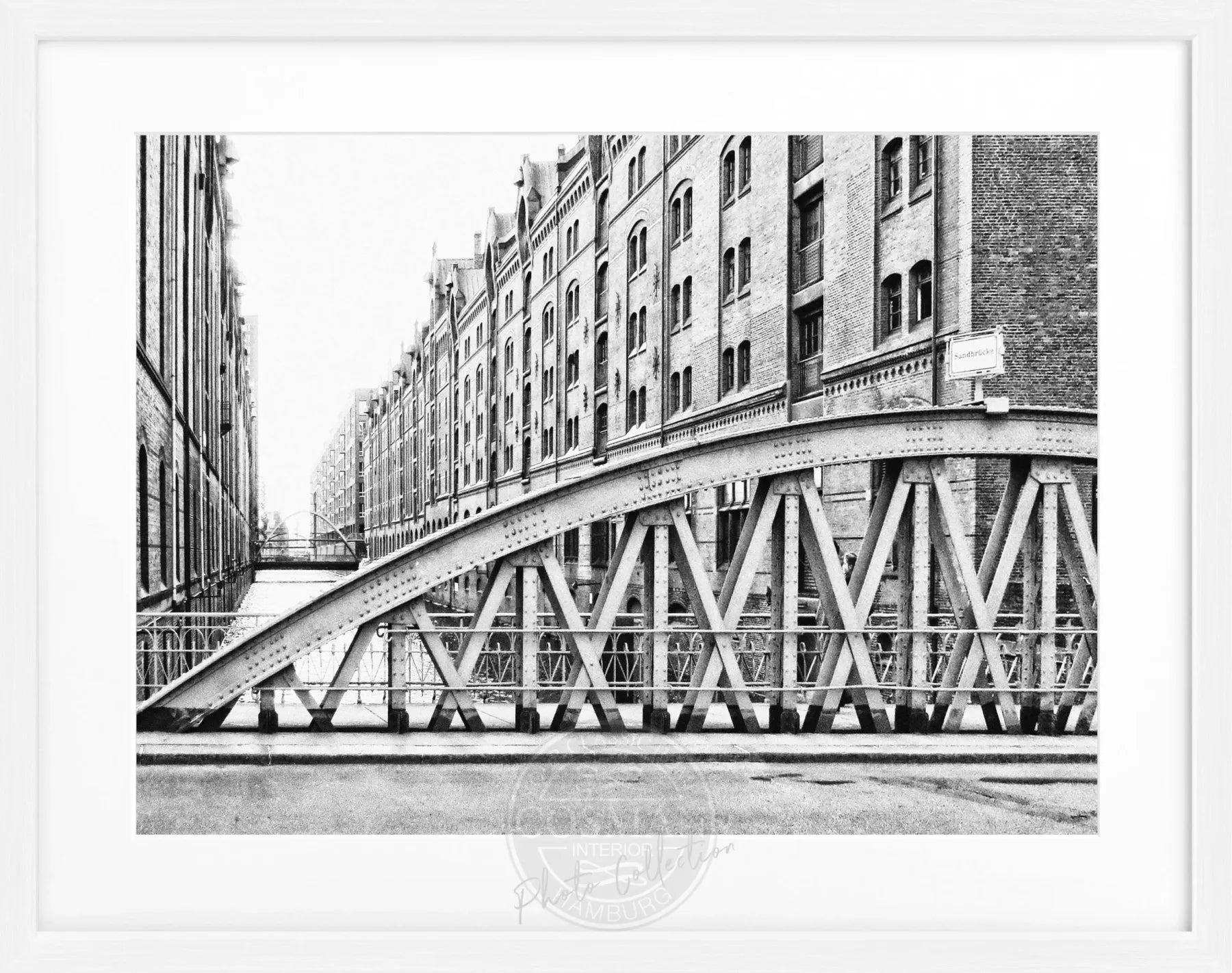 Schwarz-weiß Poster mit Rahmen von Hamburg Speicherstadt, 31x25 cm, von Cosman-Photocollection, detailreiche Stadtansicht