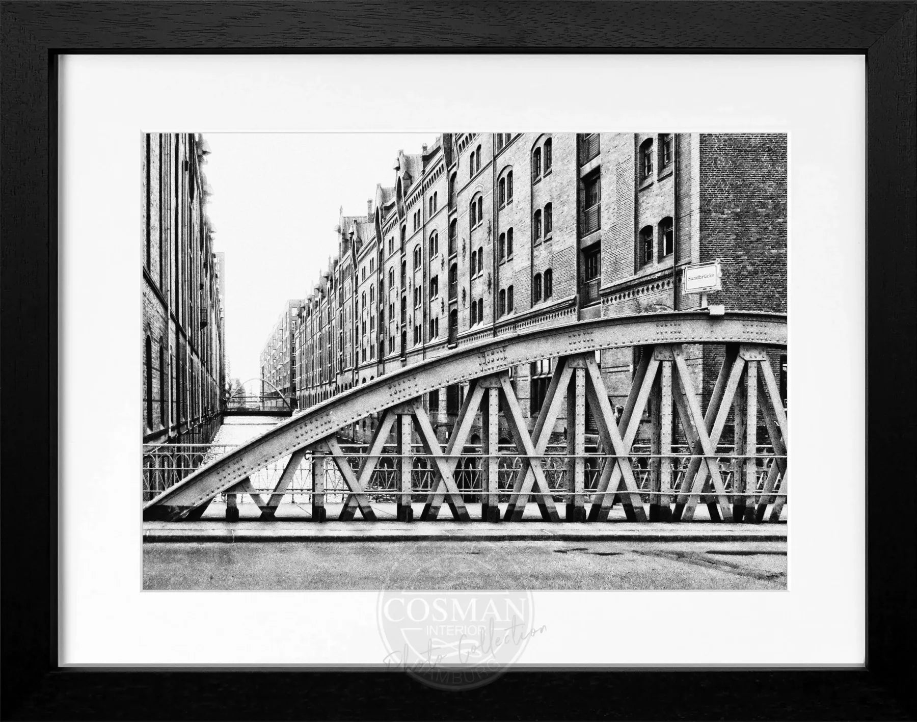Schwarz-weiß Poster mit Rahmen von Hamburg Speicherstadt, von Cosman-Photocollection, 31x25 cm, Stadtansicht in eleganter Fotografie.