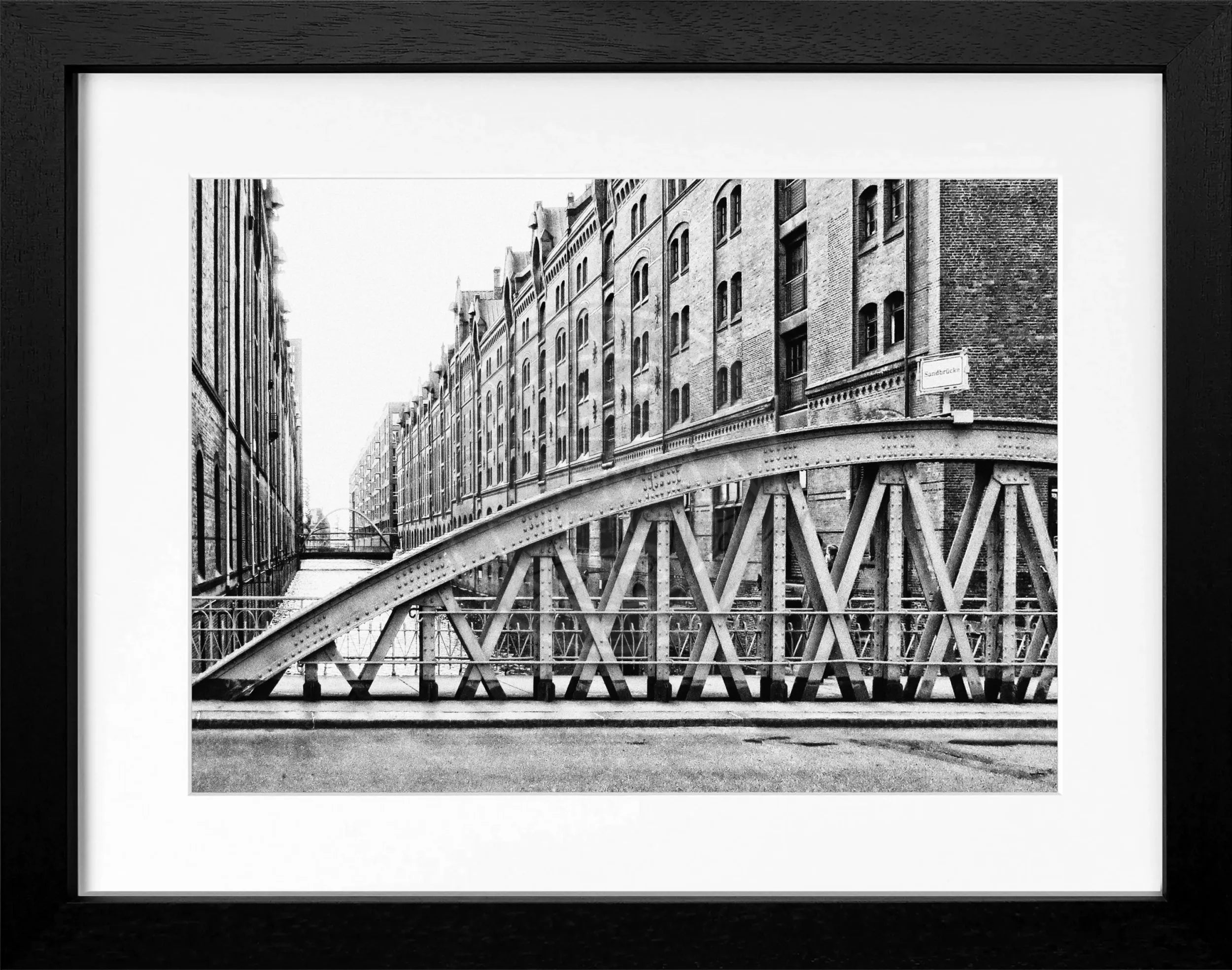 Schwarz-weiß Poster mit Rahmen von Hamburg Speicherstadt, von Cosman-Photocollection, 31x25 cm, Stadtansicht in eleganter Fotografie.