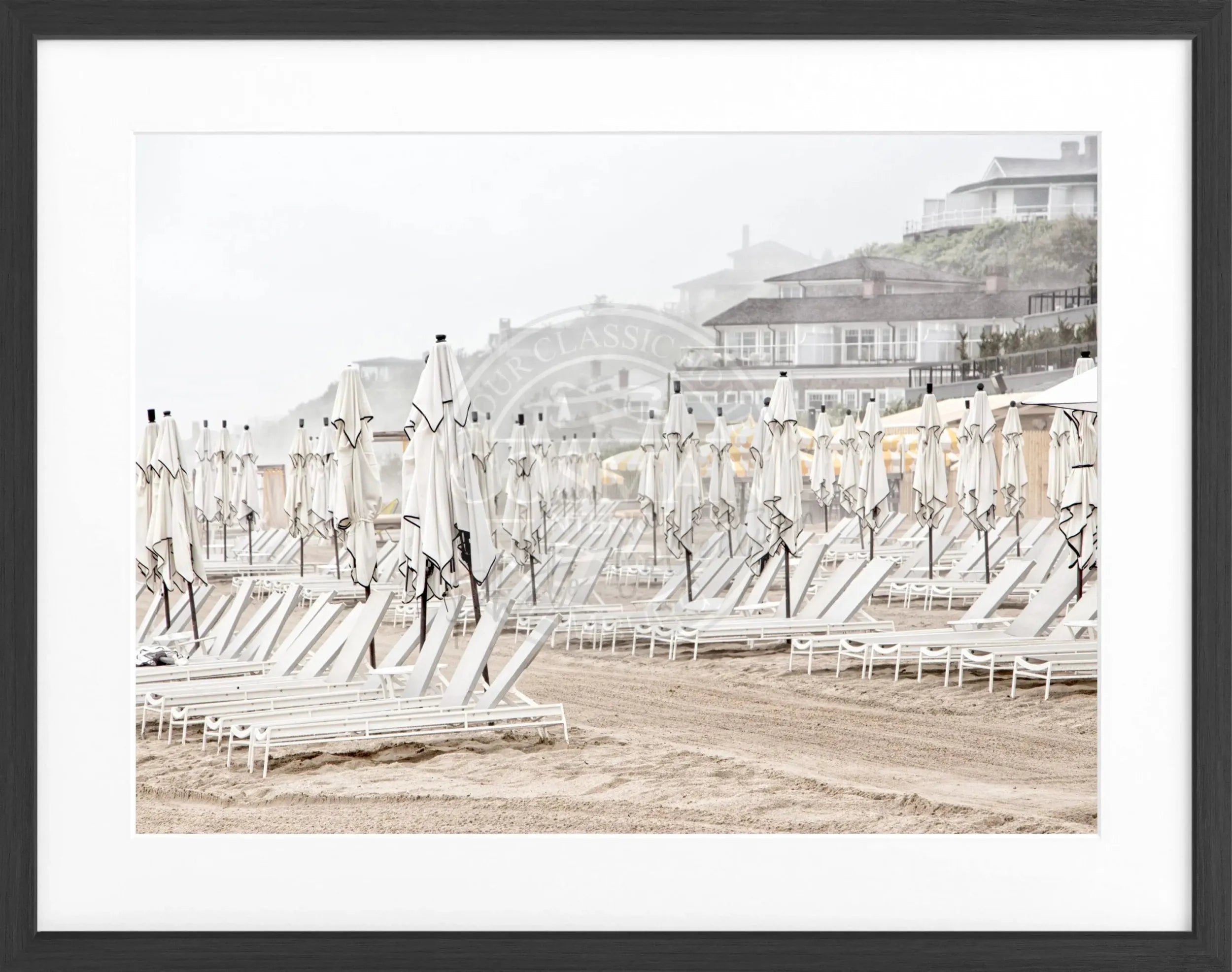 Schwarz-weiß Poster mit Rahmen, Hamptons Long Island Beach Motiv, 31x25cm, von Cosman-Photocollection