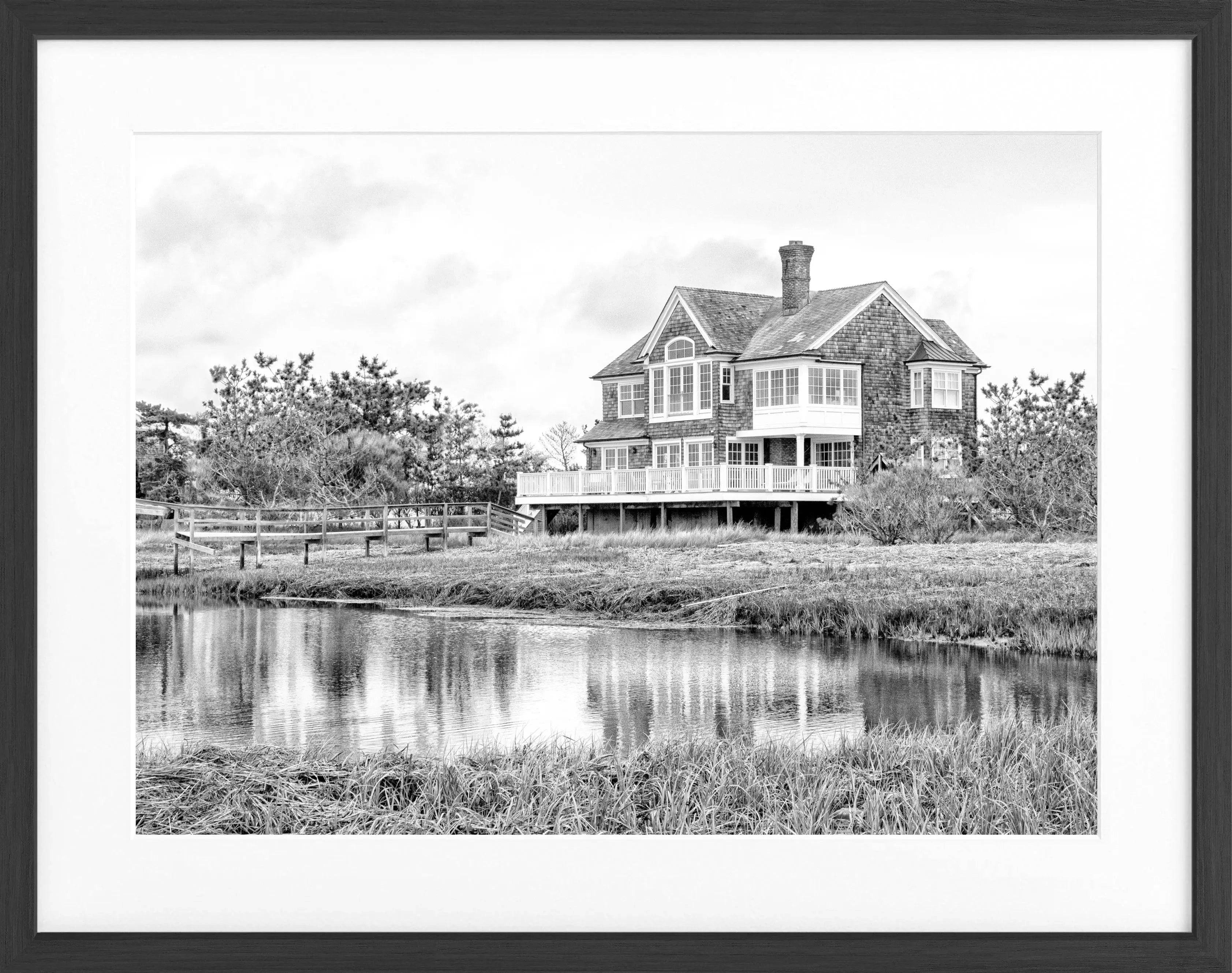 Schwarz-weiß Poster mit Rahmen, Hamptons Long Island ’Beach House’ von Cosman-Photocollection, 31x25 cm.