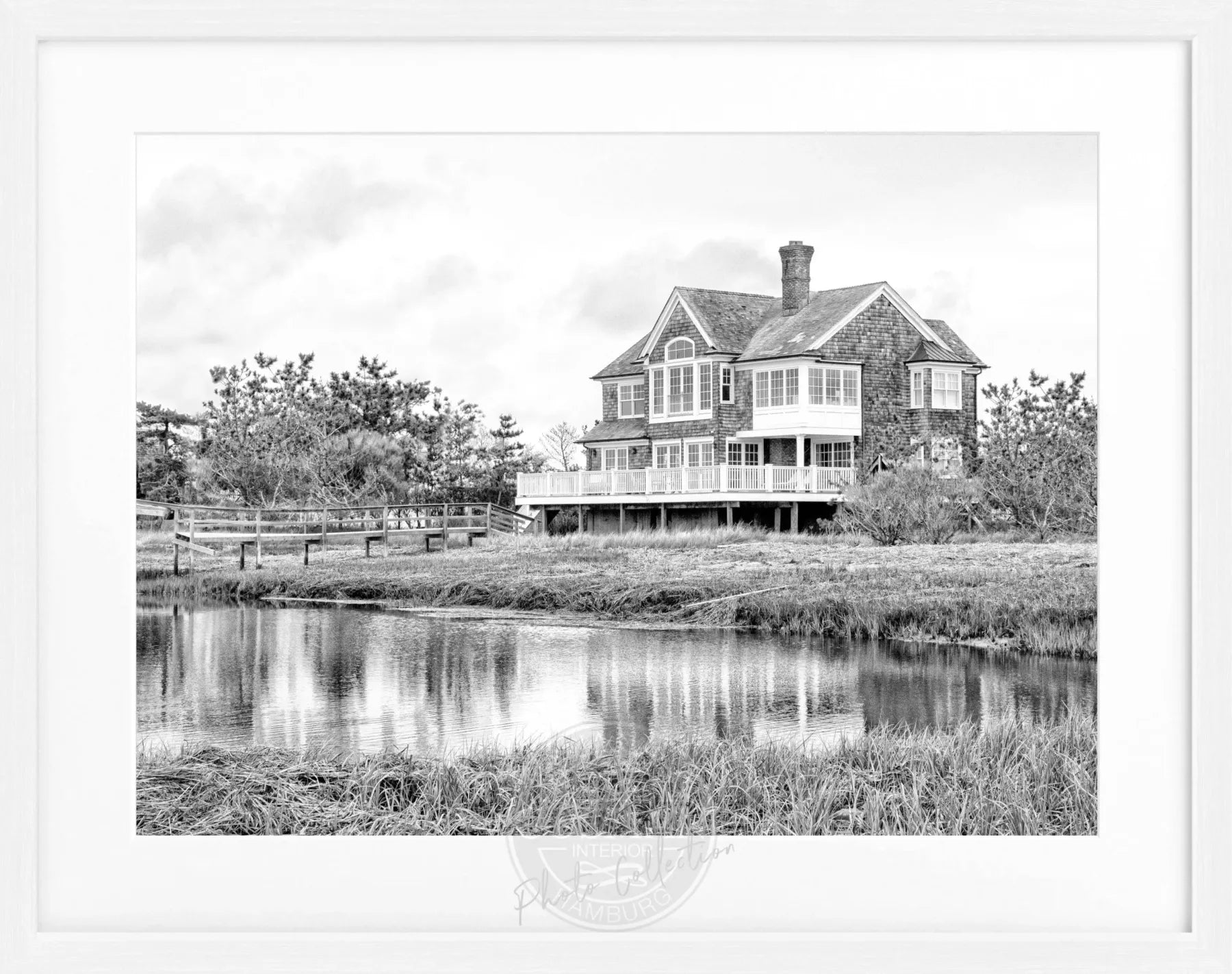 Schwarz-weiß Poster mit Rahmen von Cosman-Photocollection, Hamptons Long Island ’Beach House’, Motiv in den Maßen 31x25cm
