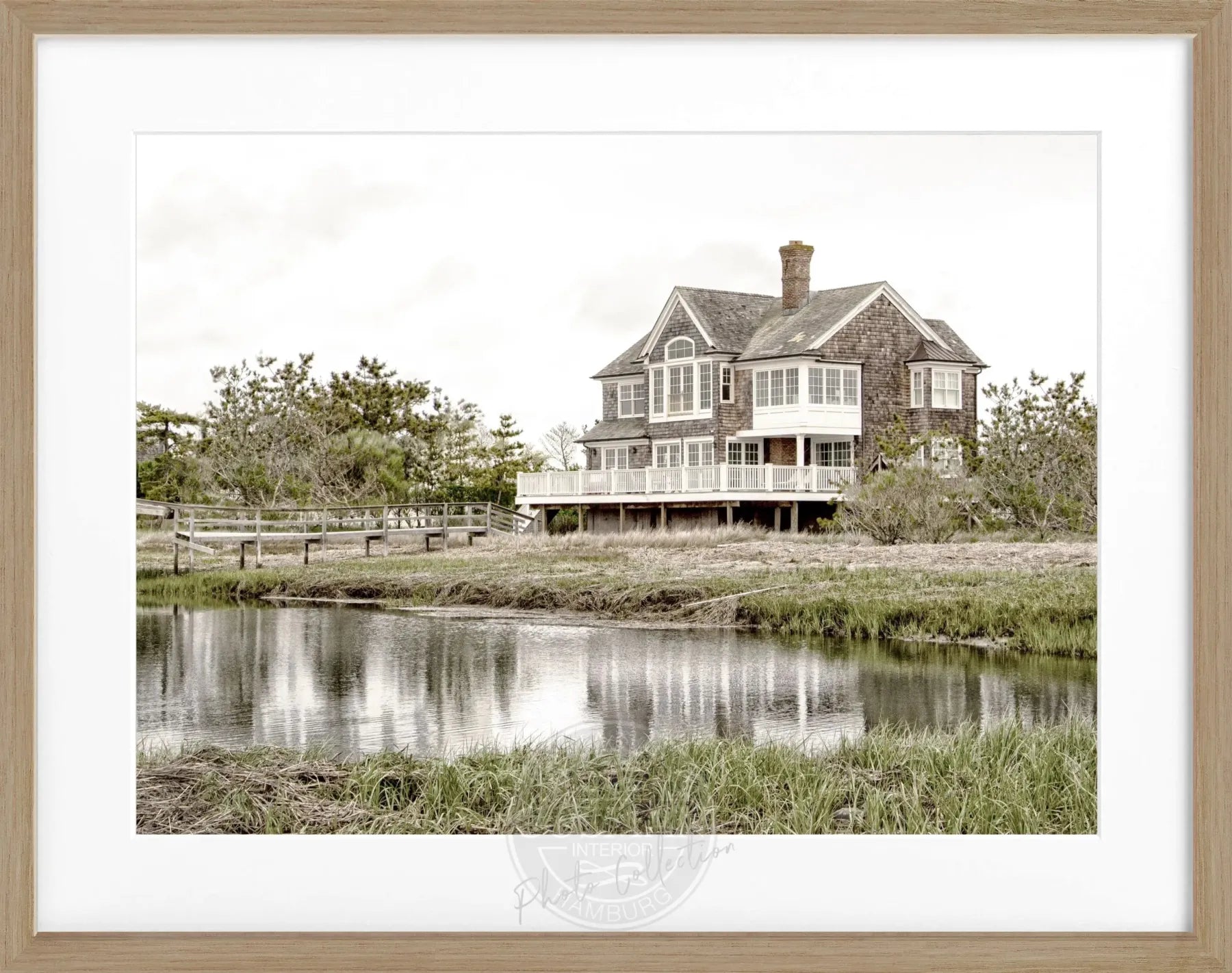 Schwarz-weißer Poster mit Rahmen von Cosman-Photocollection, Hamptons Long Island Beach House Motiv, 31x25cm