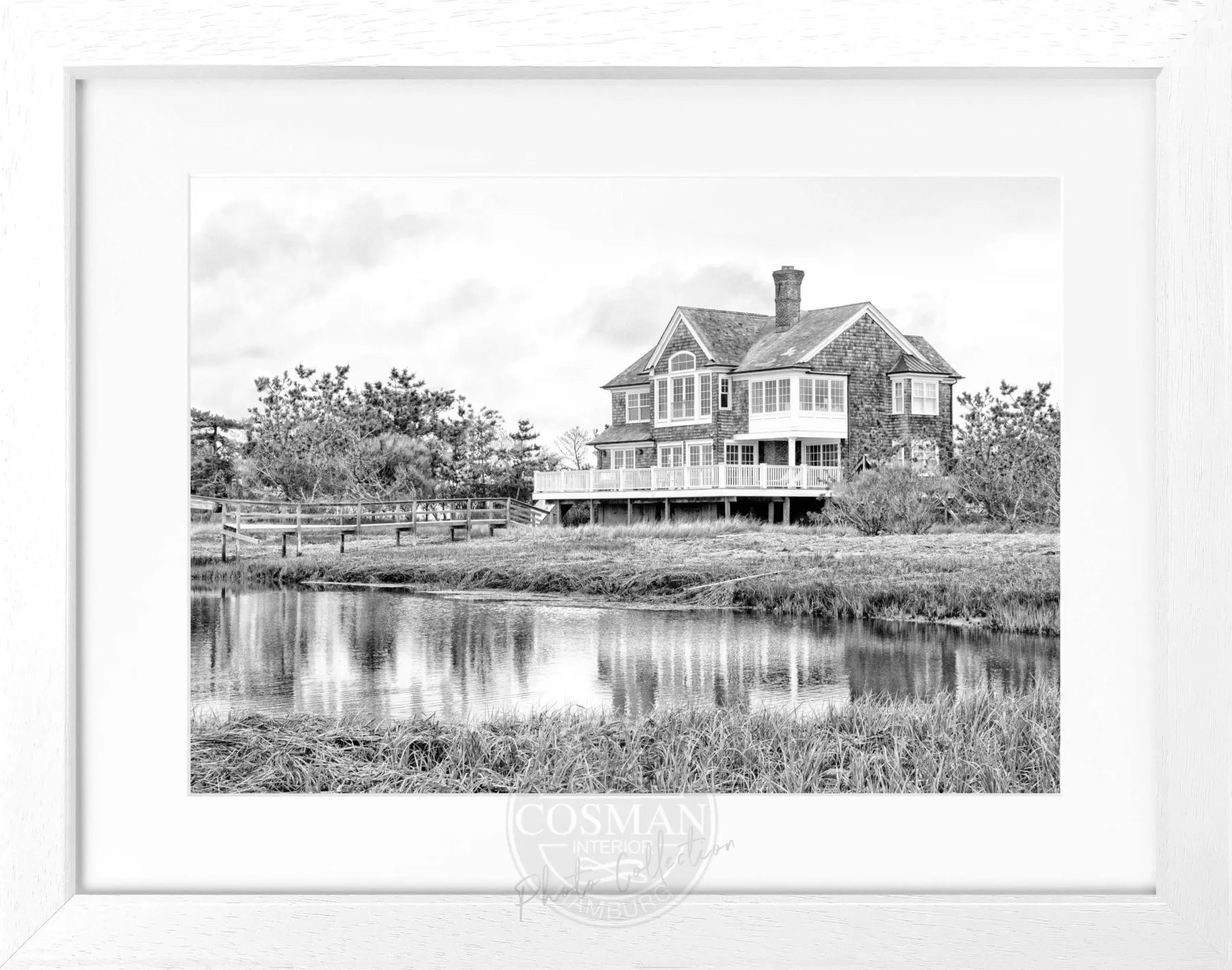 Schwarz-weiß Poster mit Rahmen, Hamptons Long Island Beach House Motiv, 31x25 cm, von Cosman-Photocollection.