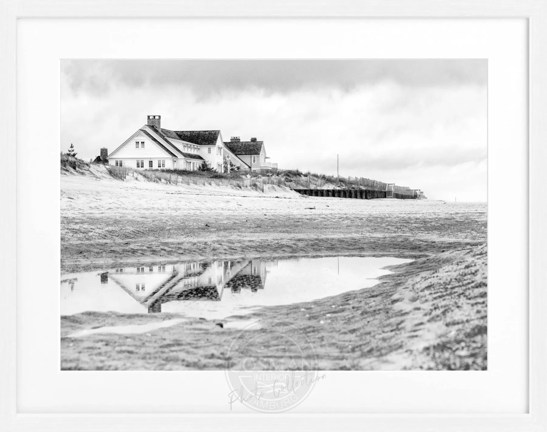 Schwarzer Poster mit Rahmen, Hamptons Long Island ’Beach House’, in Schwarz-Weiß, 31x25cm, von Cosman-Photocollection