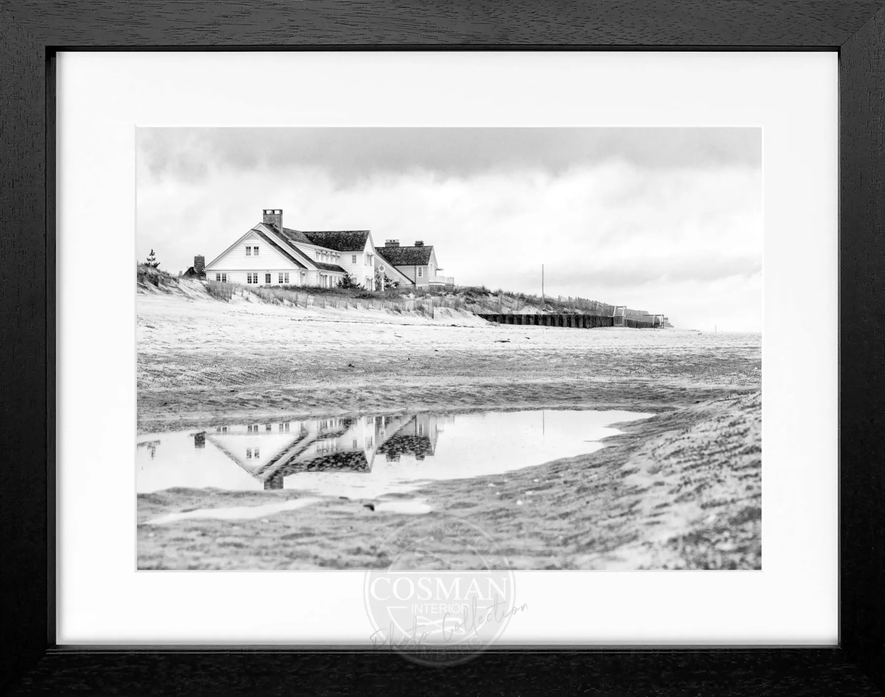 Schwarz-weiß Poster mit Rahmen, Hamptons Long Island ’Beach House’, von Cosman-Photocollection, 31x25 cm, Strandhaus-Motiv