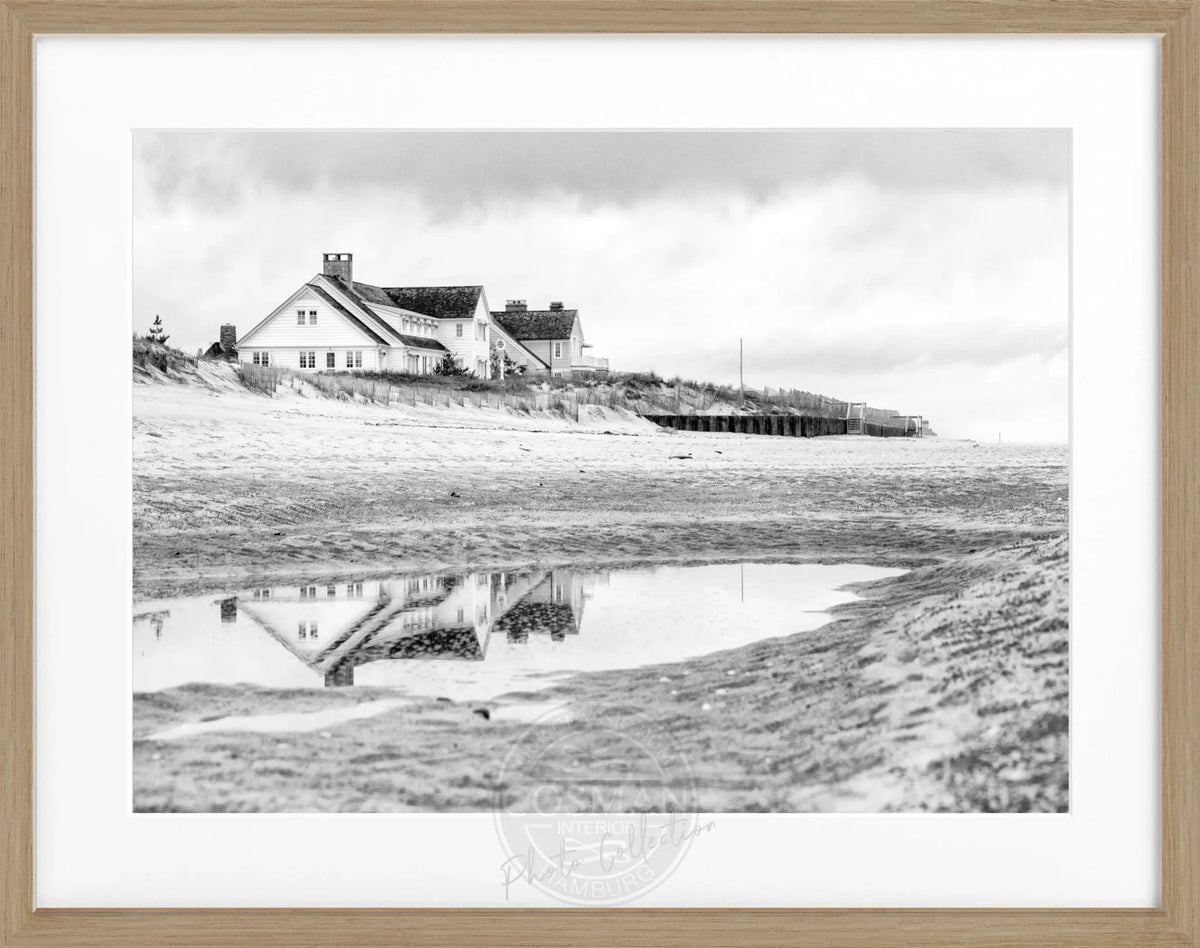 Schwarz-weiß Poster mit Rahmen, Hamptons Long Island Beach House Motiv, von Cosman-Photocollection, 31x25 cm