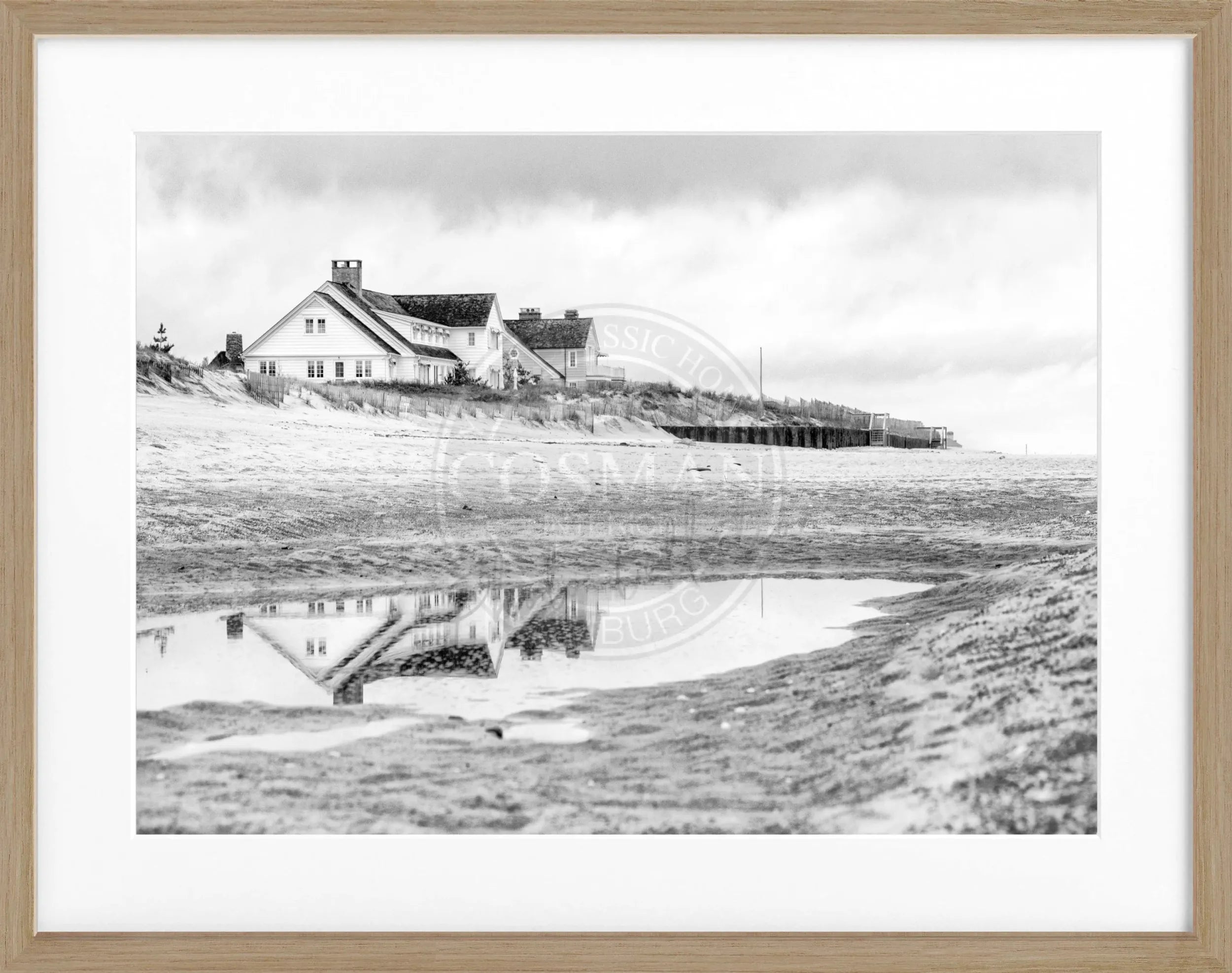 Schwarz-weiß Poster mit Rahmen, Hamptons Long Island Beach House Motiv, von Cosman-Photocollection, 31x25 cm