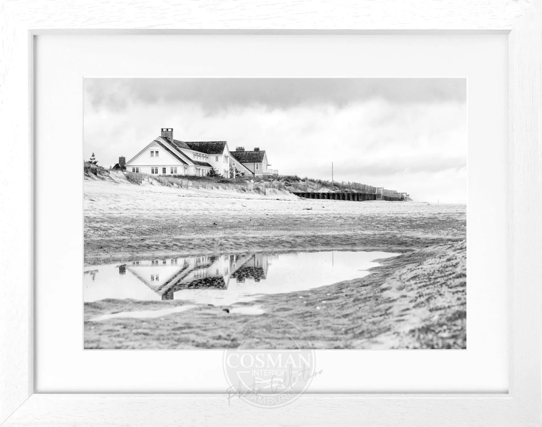 Schwarz-weiß Poster mit Rahmen, Hamptons Long Island Beach House Motiv, von Cosman-Photocollection, 31x25 cm.
