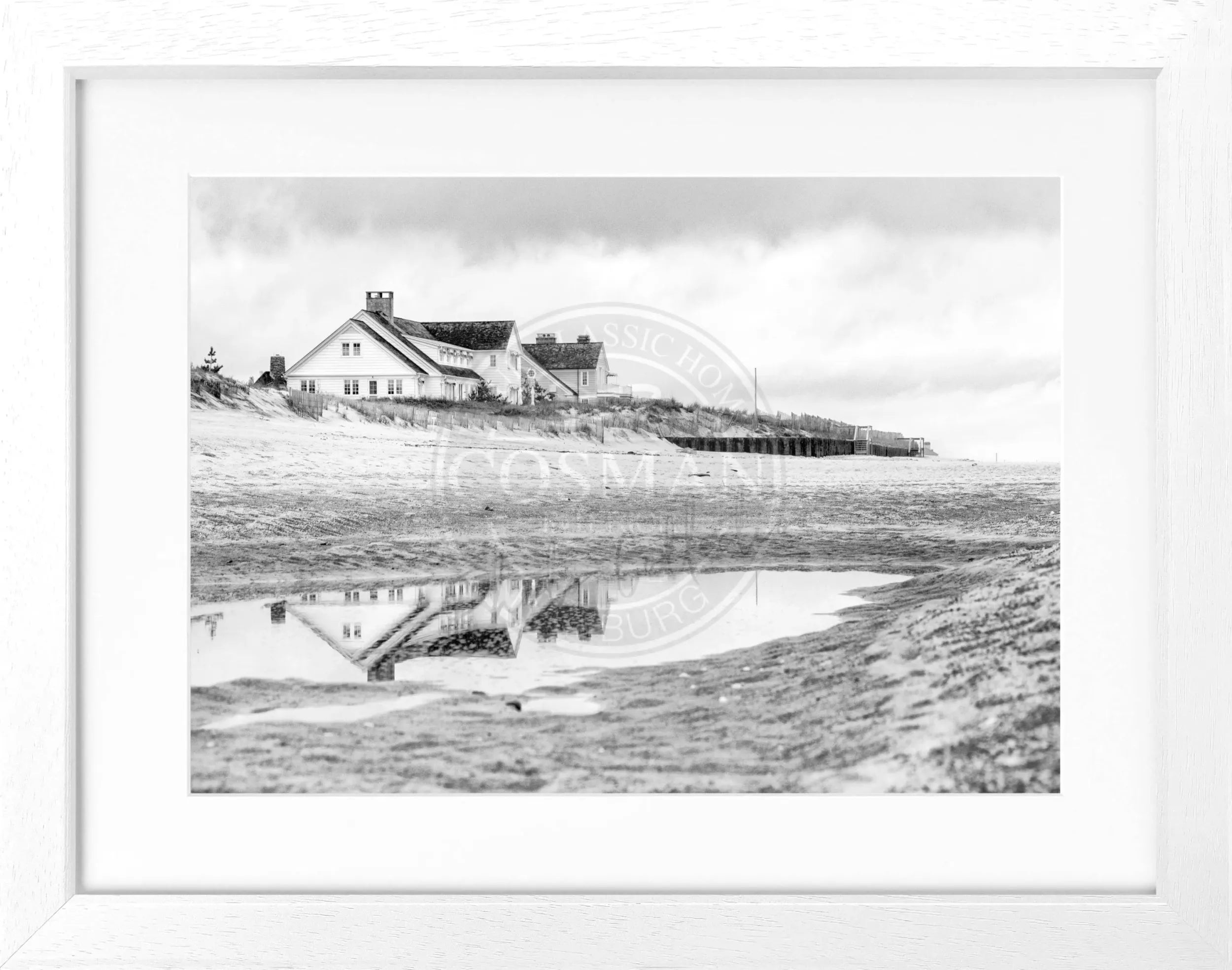 Schwarz-weiß Poster mit Rahmen, Hamptons Long Island Beach House Motiv, von Cosman-Photocollection, 31x25 cm.