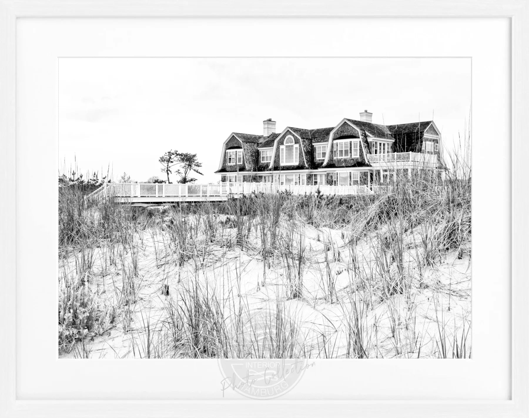 Schwarz-weiß Poster mit Rahmen, Hamptons Long Island Beach House Motiv, 31x25 cm, von Cosman-Photocollection