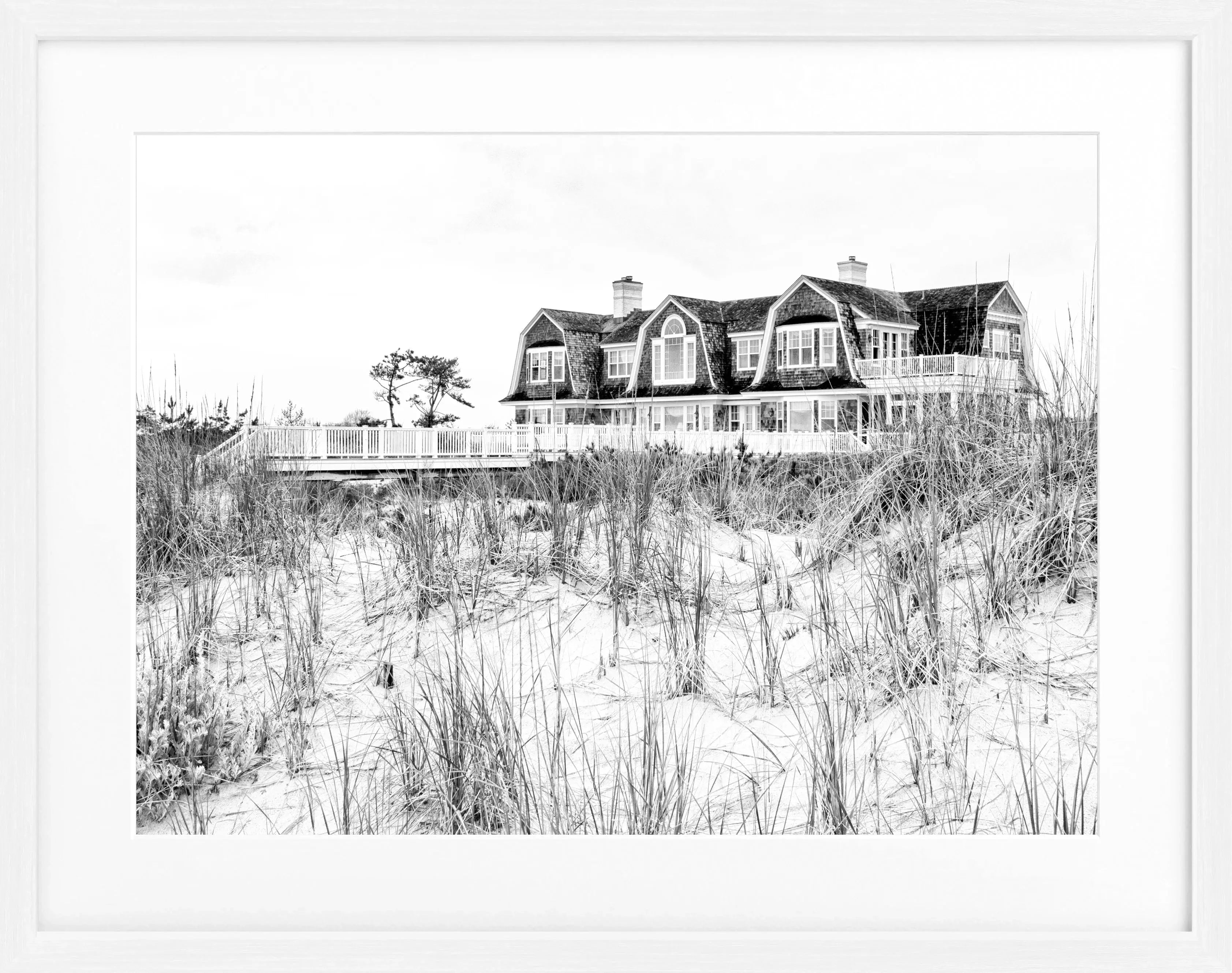 Schwarz-weiß Poster mit Rahmen, Hamptons Long Island Beach House Motiv, 31x25 cm, von Cosman-Photocollection