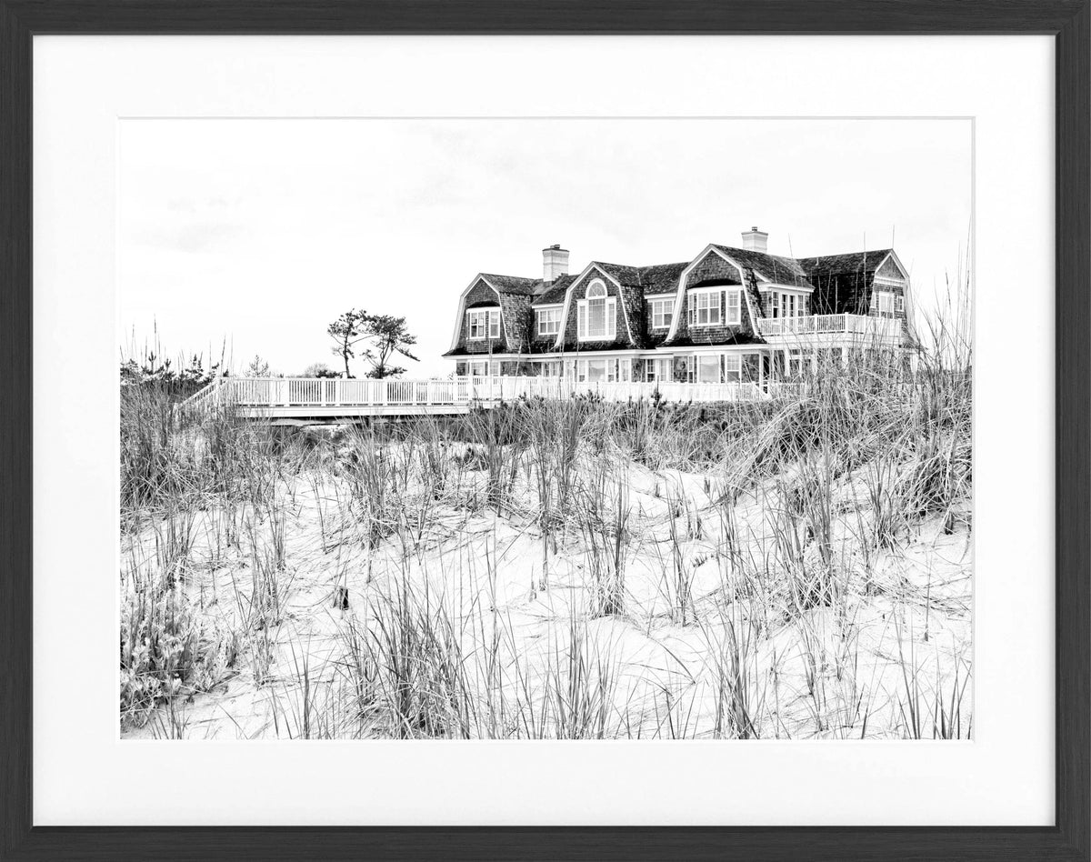 Schwarz-weiß Poster mit Rahmen, Hamptons Long Island Beach House Motiv, von Cosman-Photocollection, 31x25 cm