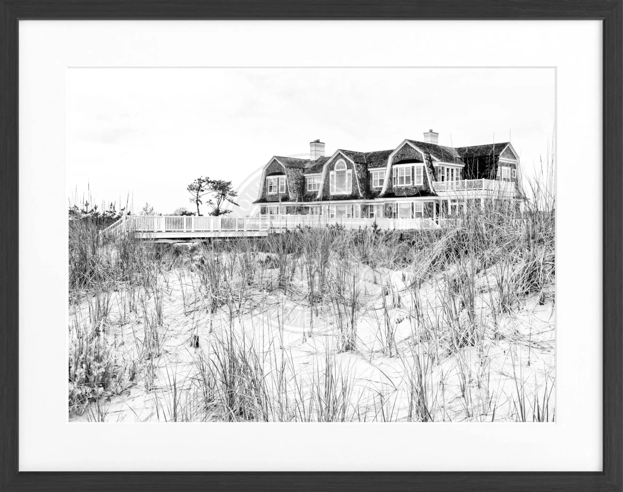 Schwarz-weiß Poster mit Rahmen, Hamptons Long Island Beach House Motiv, von Cosman-Photocollection, 31x25 cm