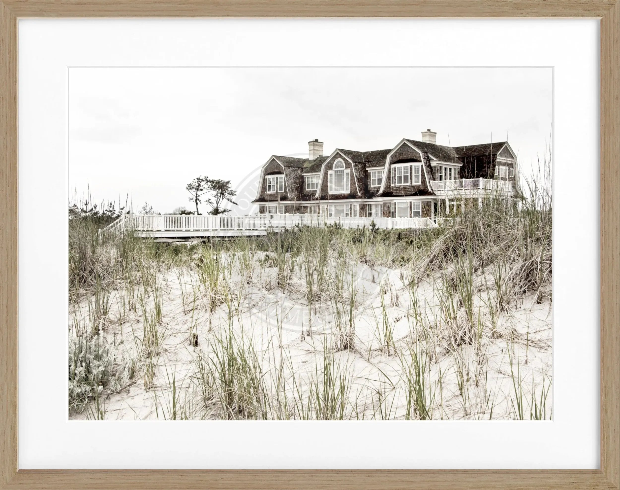 Schwarz-weiß Poster mit Rahmen von Cosman-Photocollection, Hamptons Long Island Beach House, 31x25 cm, stilvolle Wanddekoration