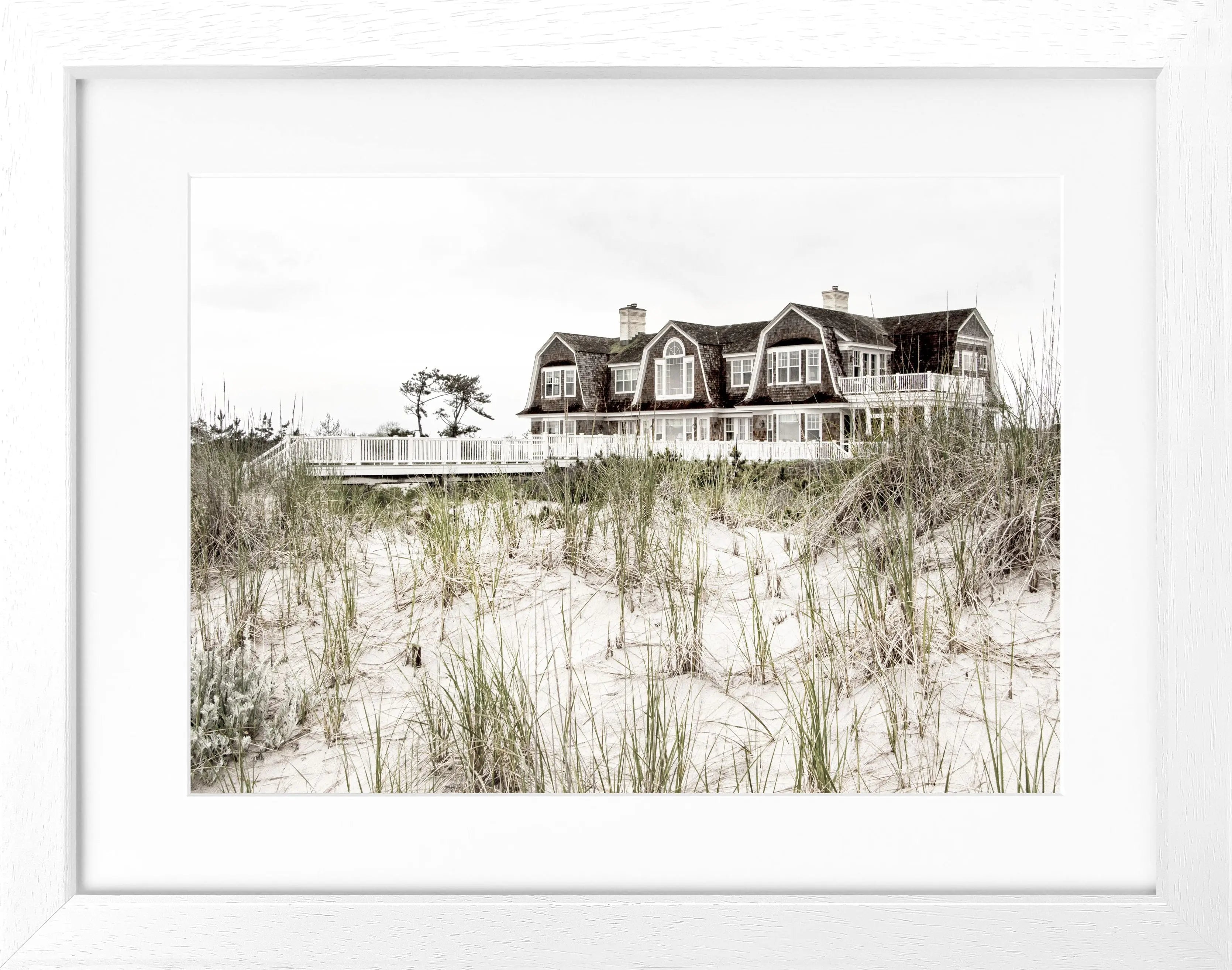 Schwarz-weiß Poster mit Holzrahmen, Hamptons Long Island Beach House Motiv, 31cm x 25cm, von Cosman-Photocollection