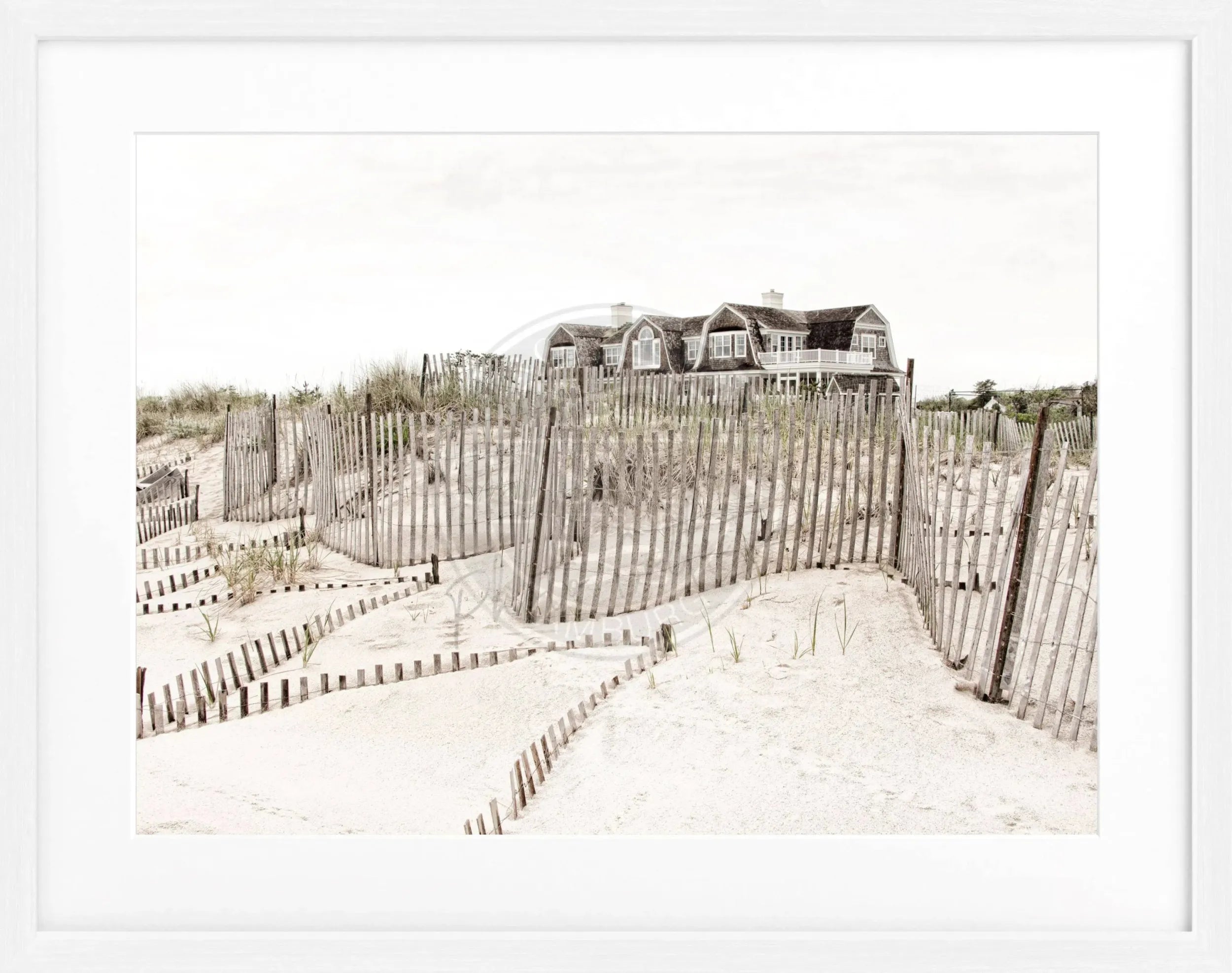 Schwarz-weiß Poster mit Rahmen von Cosman-Photocollection, Hamptons Long Island Beach House Motiv, 31x25cm