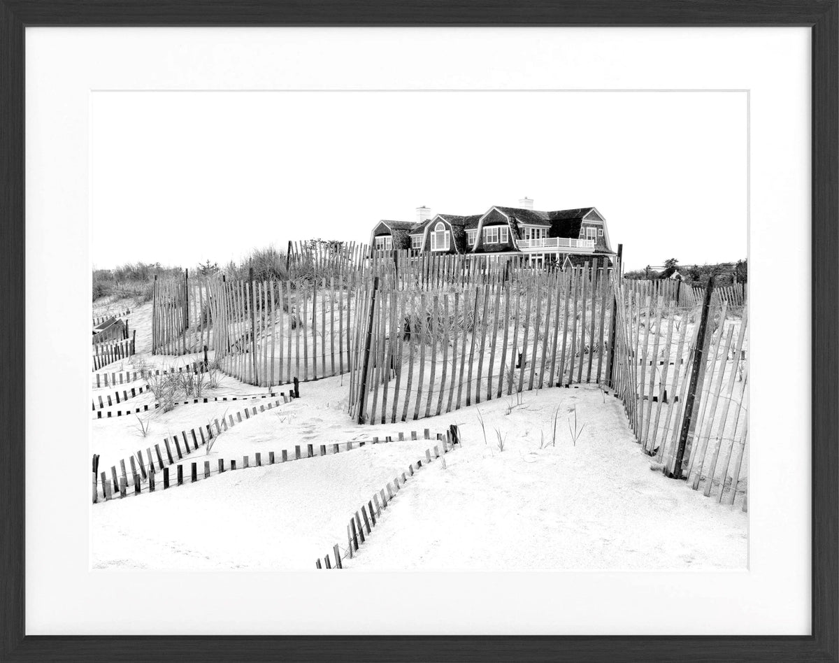 Schwarz-weiß Poster mit Rahmen von Cosman-Photocollection, Motiv: Hamptons Long Island Beach House, 31x25 cm