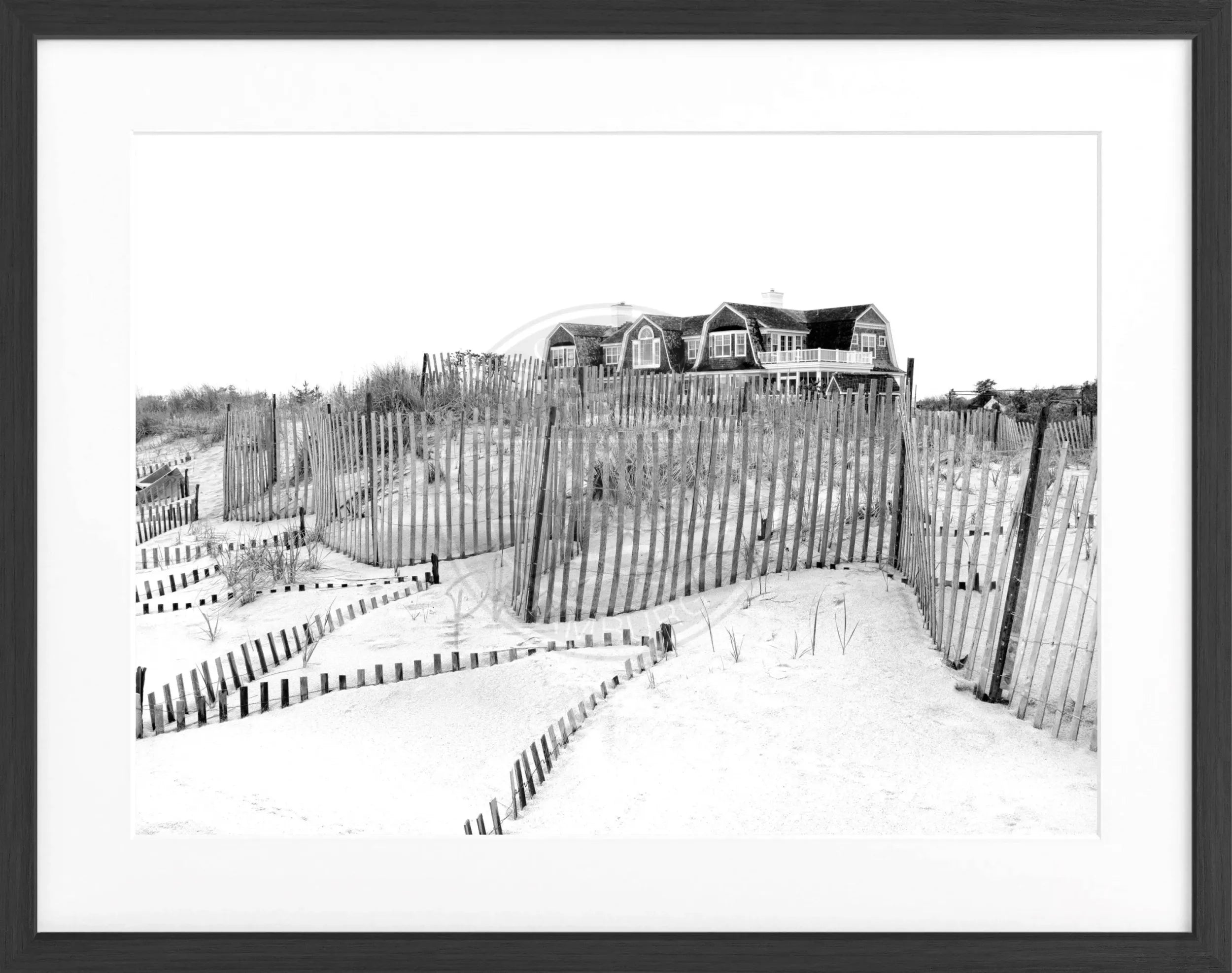 Schwarz-weiß Poster mit Rahmen von Cosman-Photocollection, Motiv: Hamptons Long Island Beach House, 31x25 cm