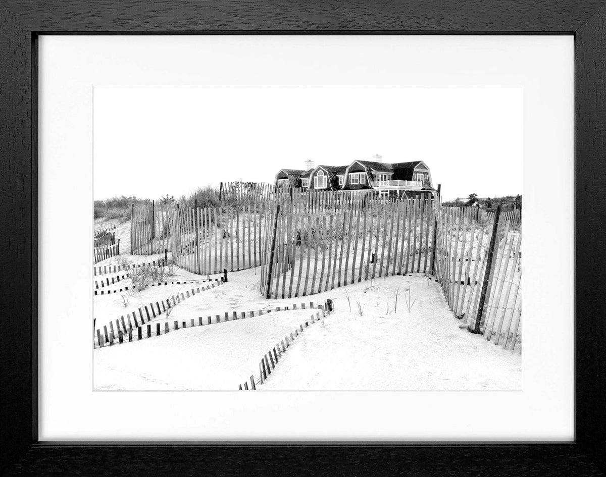 Schwarz-weiß Poster mit Rahmen, Hamptons Long Island Beach House Motiv, 31cm x 25cm, von Cosman-Photocollection