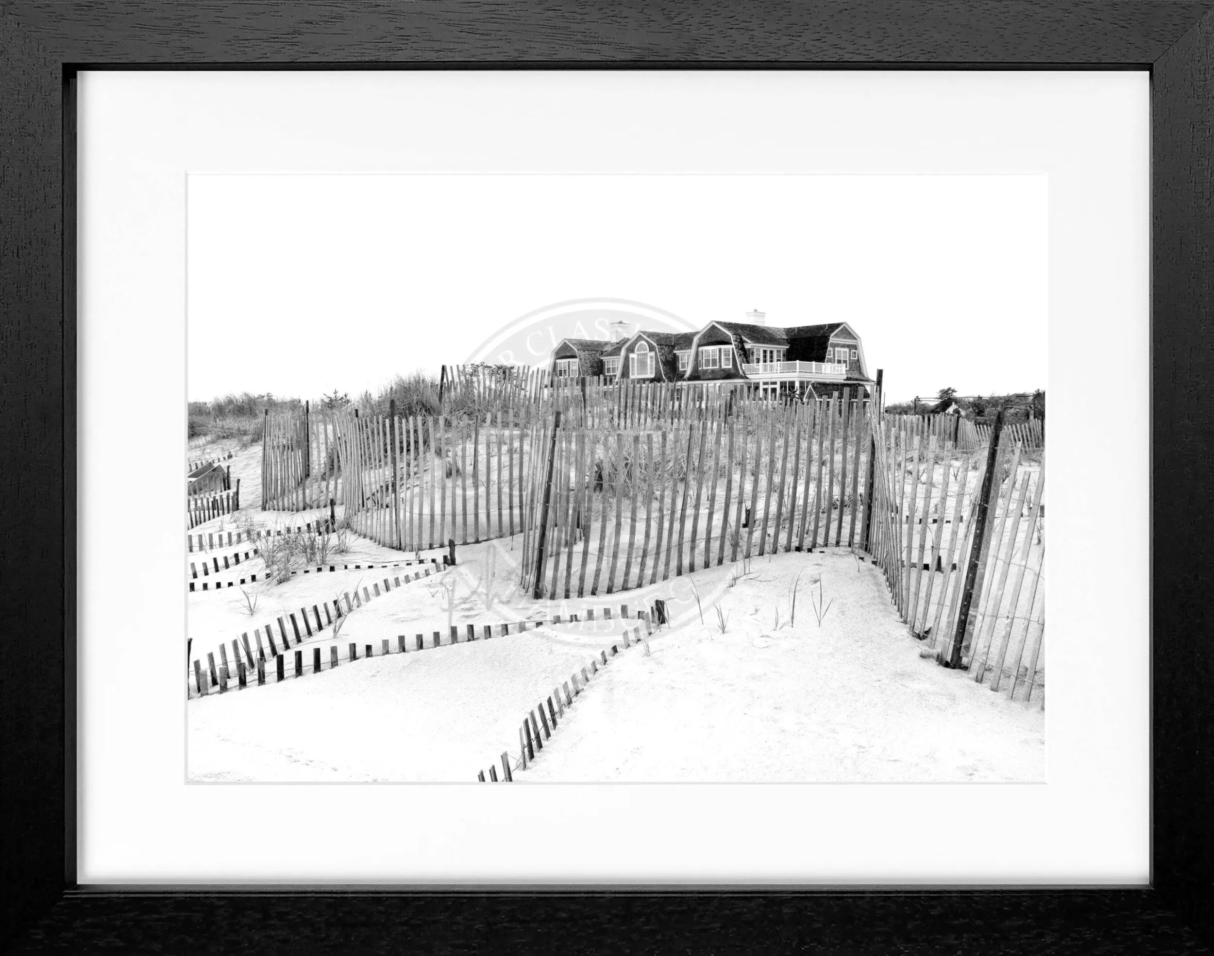 Schwarz-weiß Poster mit Rahmen, Hamptons Long Island Beach House Motiv, 31cm x 25cm, von Cosman-Photocollection