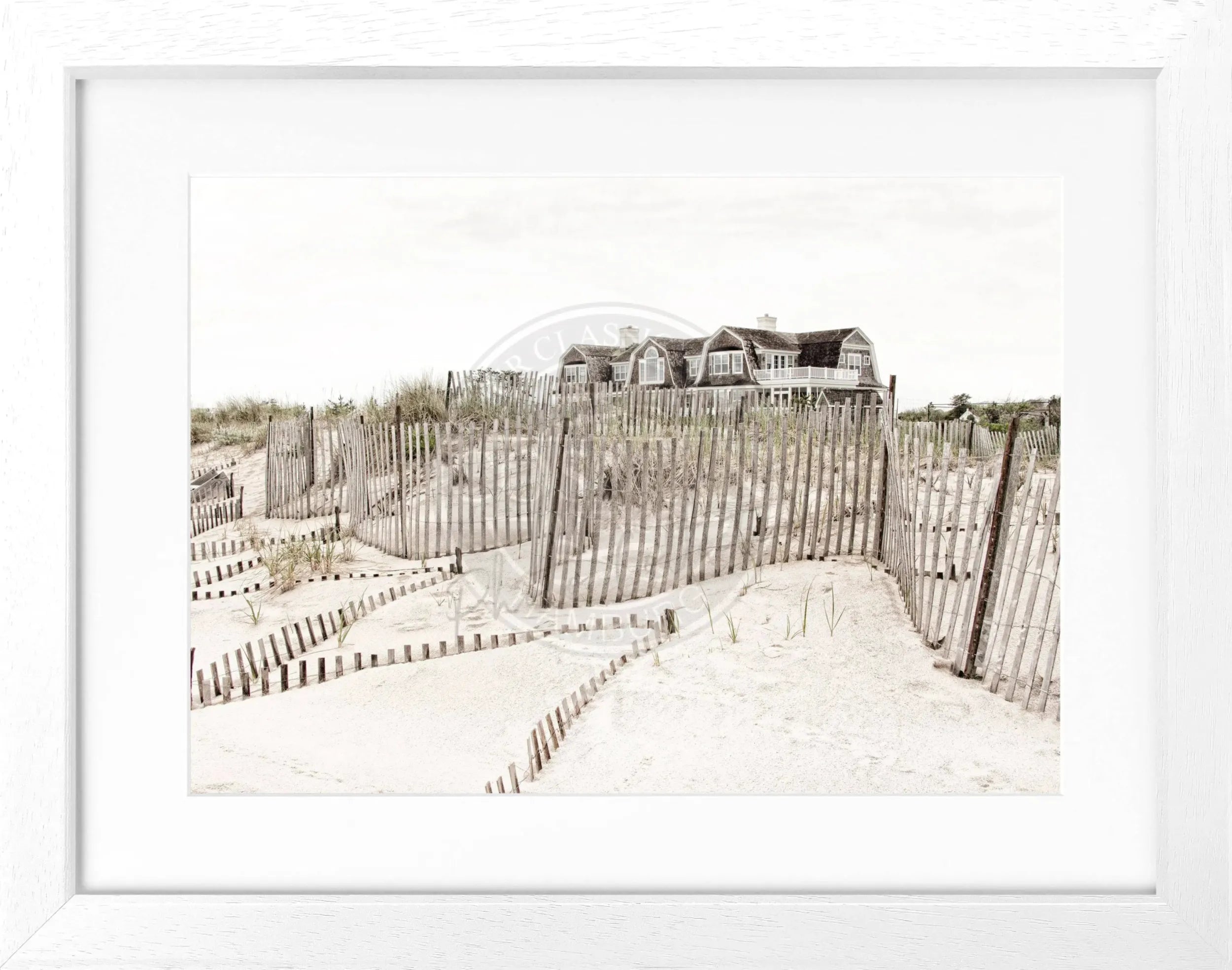 Schwarz-weiß Poster mit Rahmen, Hamptons Long Island Beach House Motiv, 31x25cm, von Cosman-Photocollection