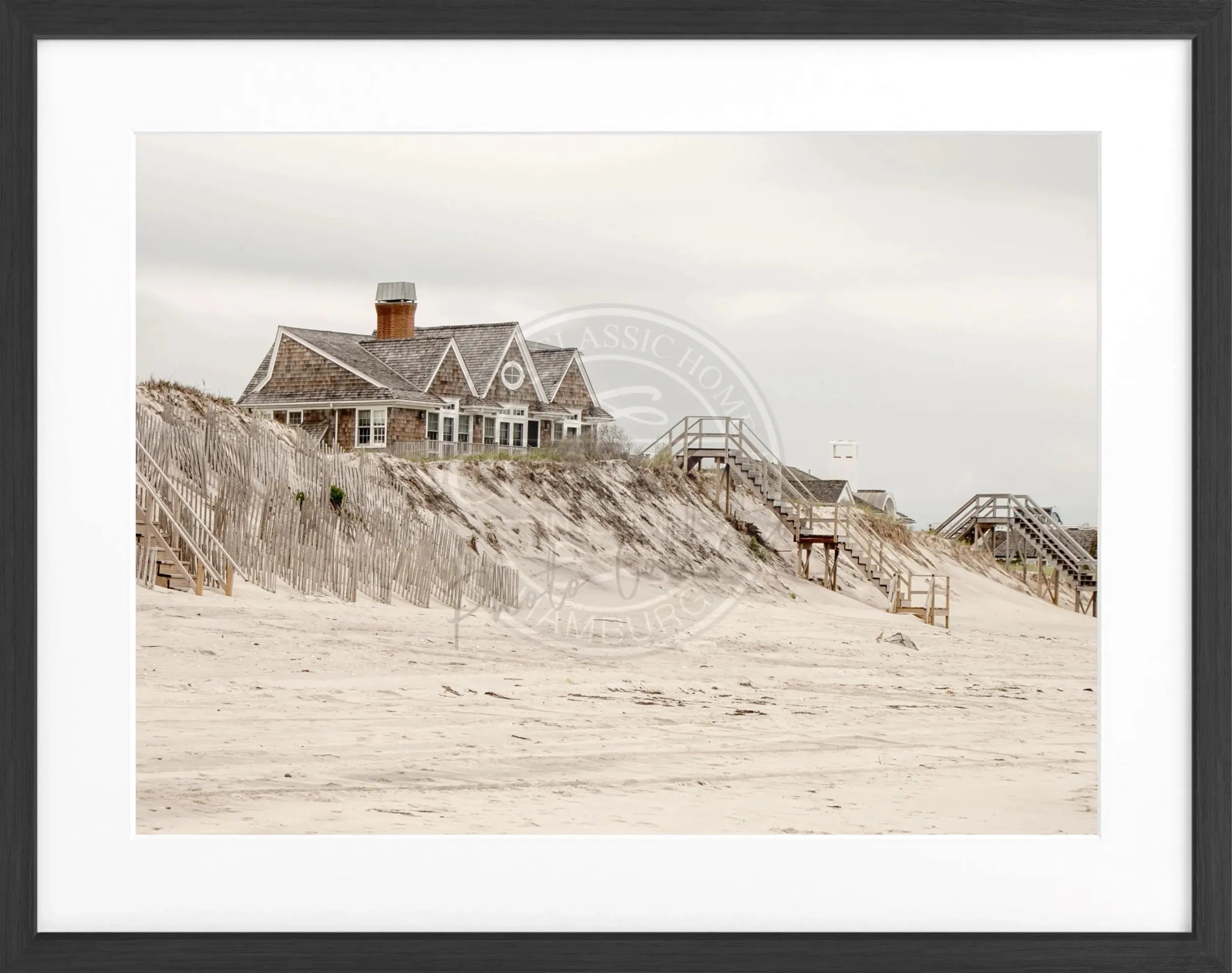 Schwarz-weiß Poster mit Rahmen, Hamptons Long Island ’Beach House’ von Cosman-Photocollection, 31x25 cm, maritime Motiv