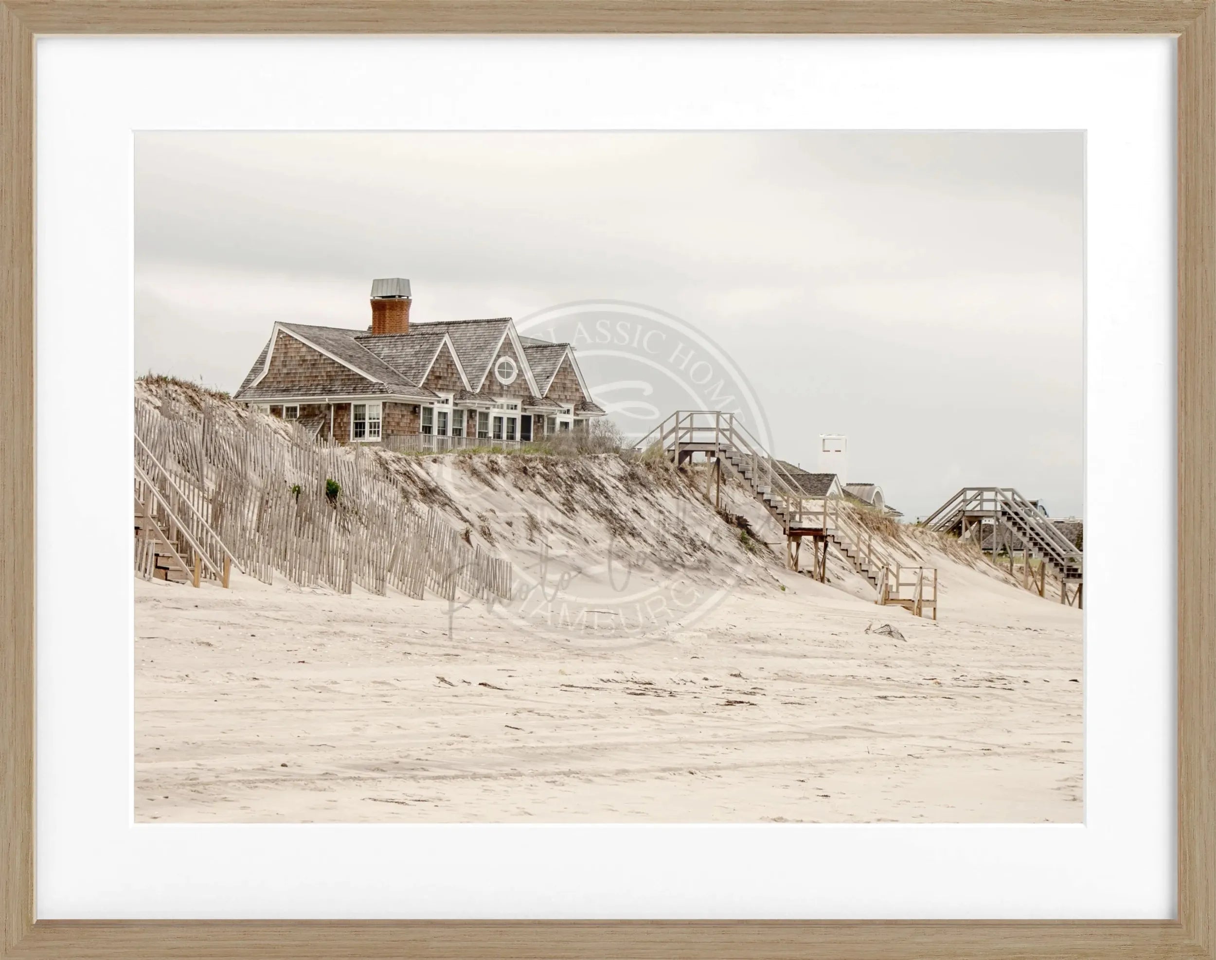 Schwarz-weiß Poster mit Rahmen, Hamptons Long Island Beach House Motiv, von Cosman-Photocollection, 31x25 cm